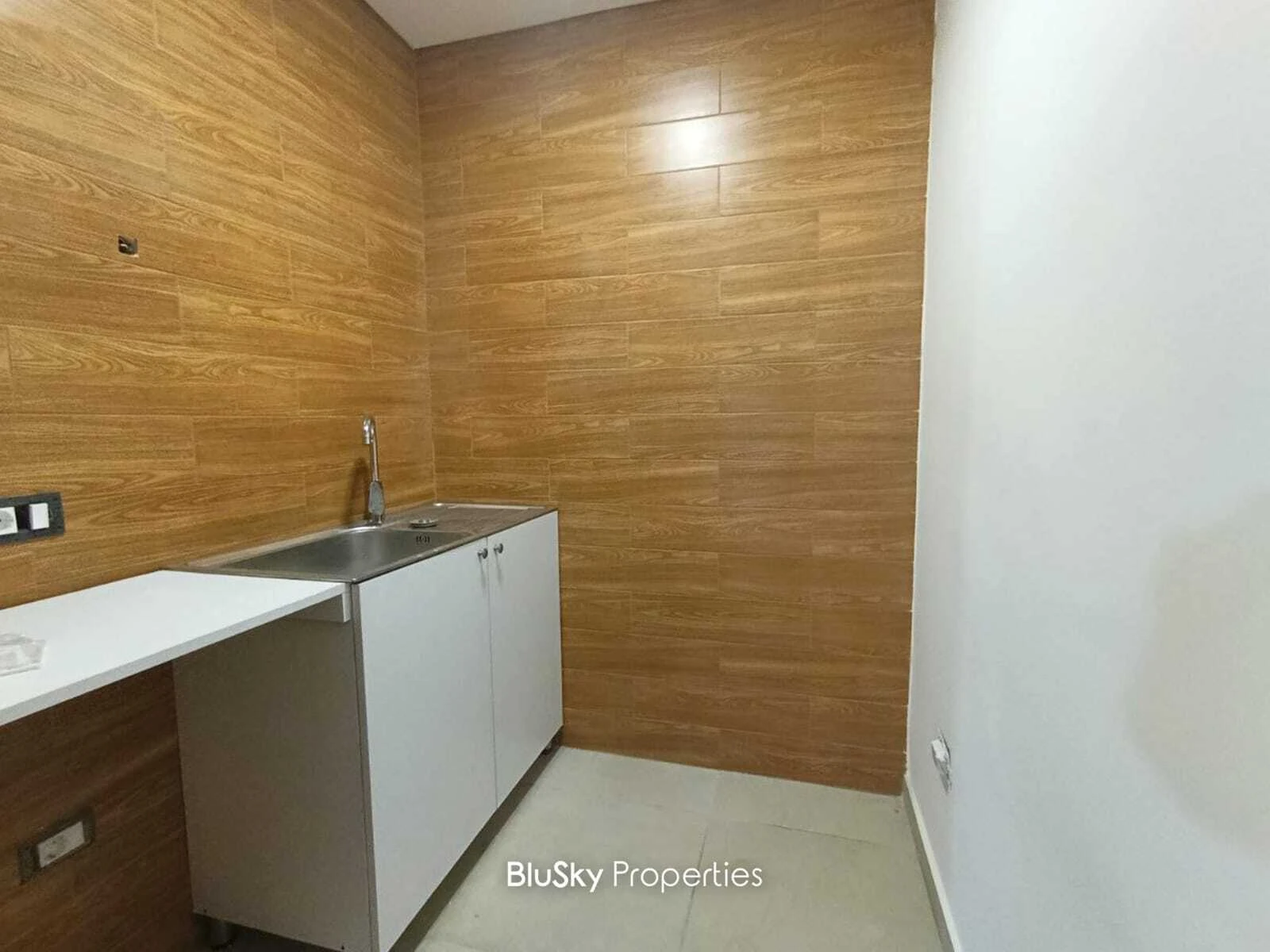 Shop 270m² for Rent in Adma — الصورة 4