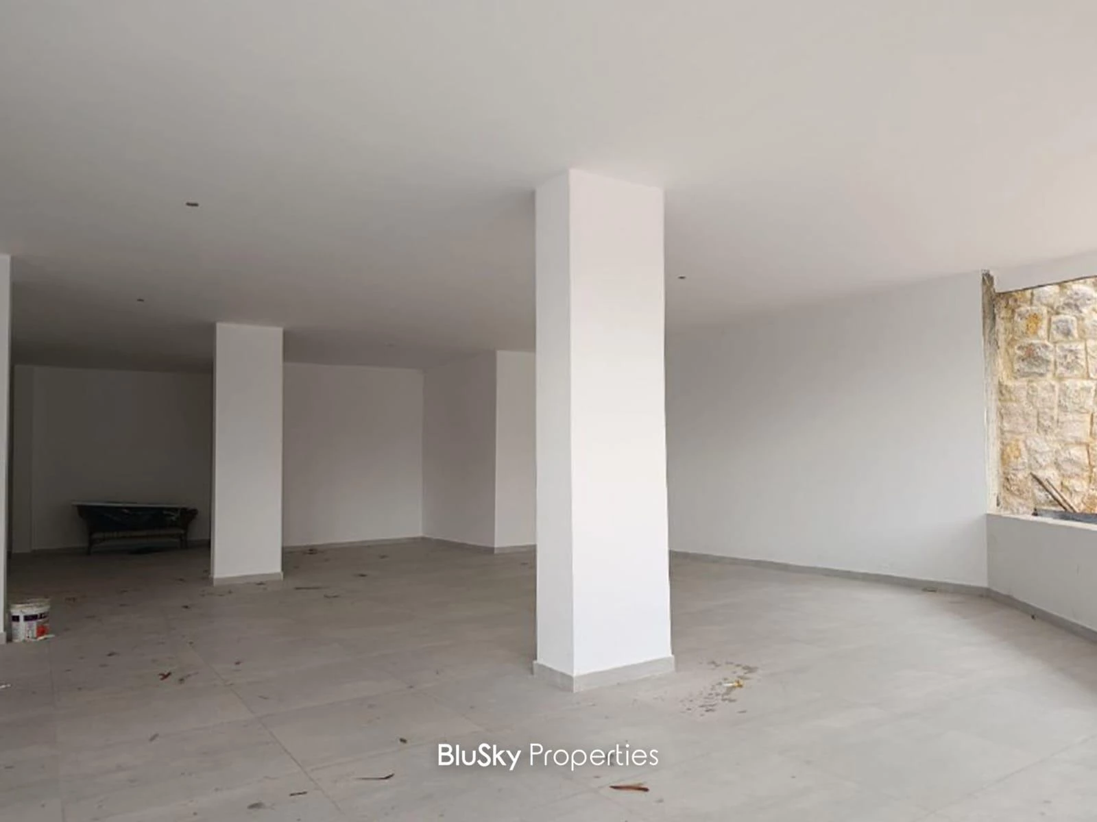 Showroom 400m² for Sale in Adma