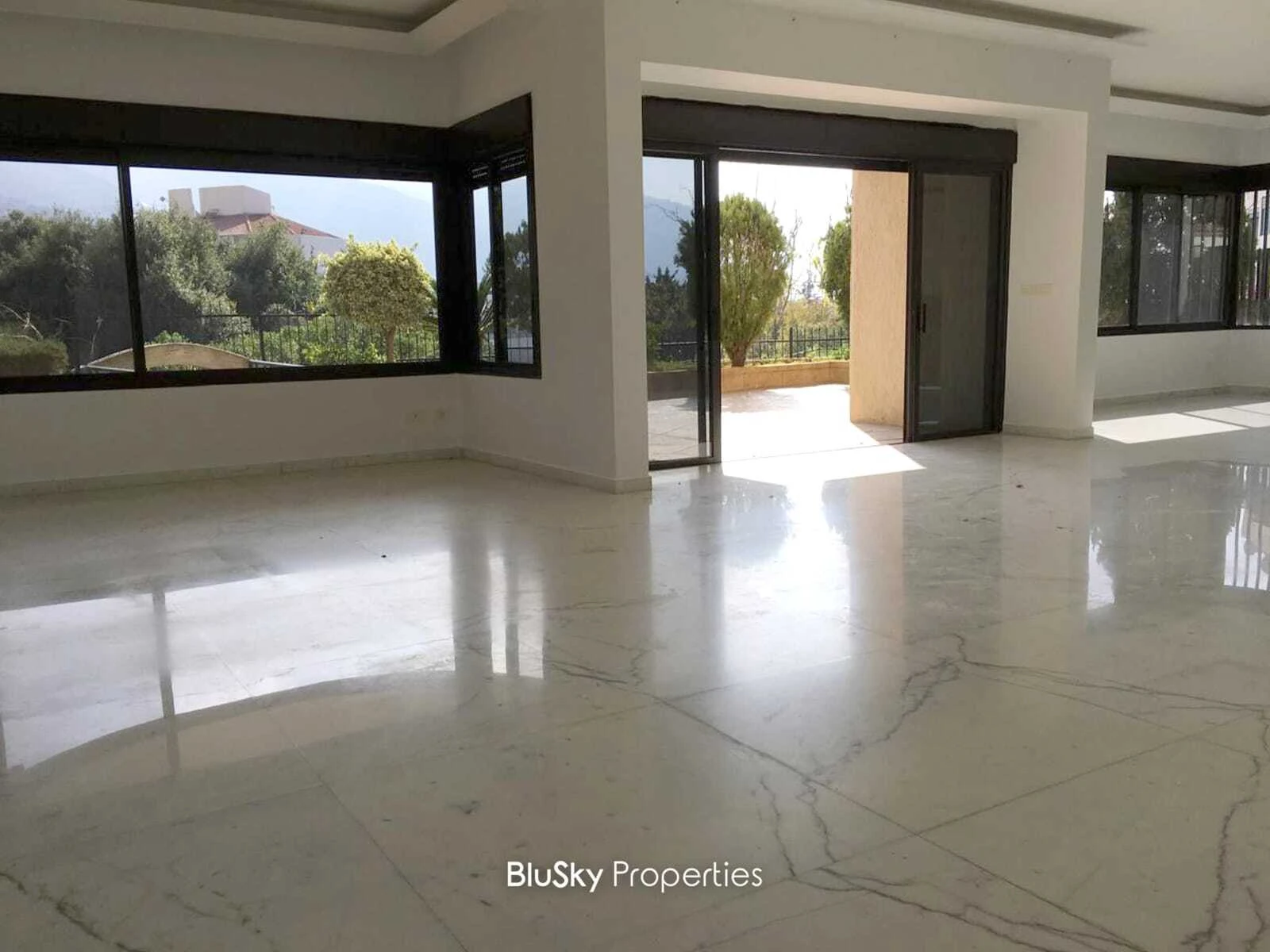 Apartment 500m² Terrace for Sale or Rent in Adma — الصورة 3