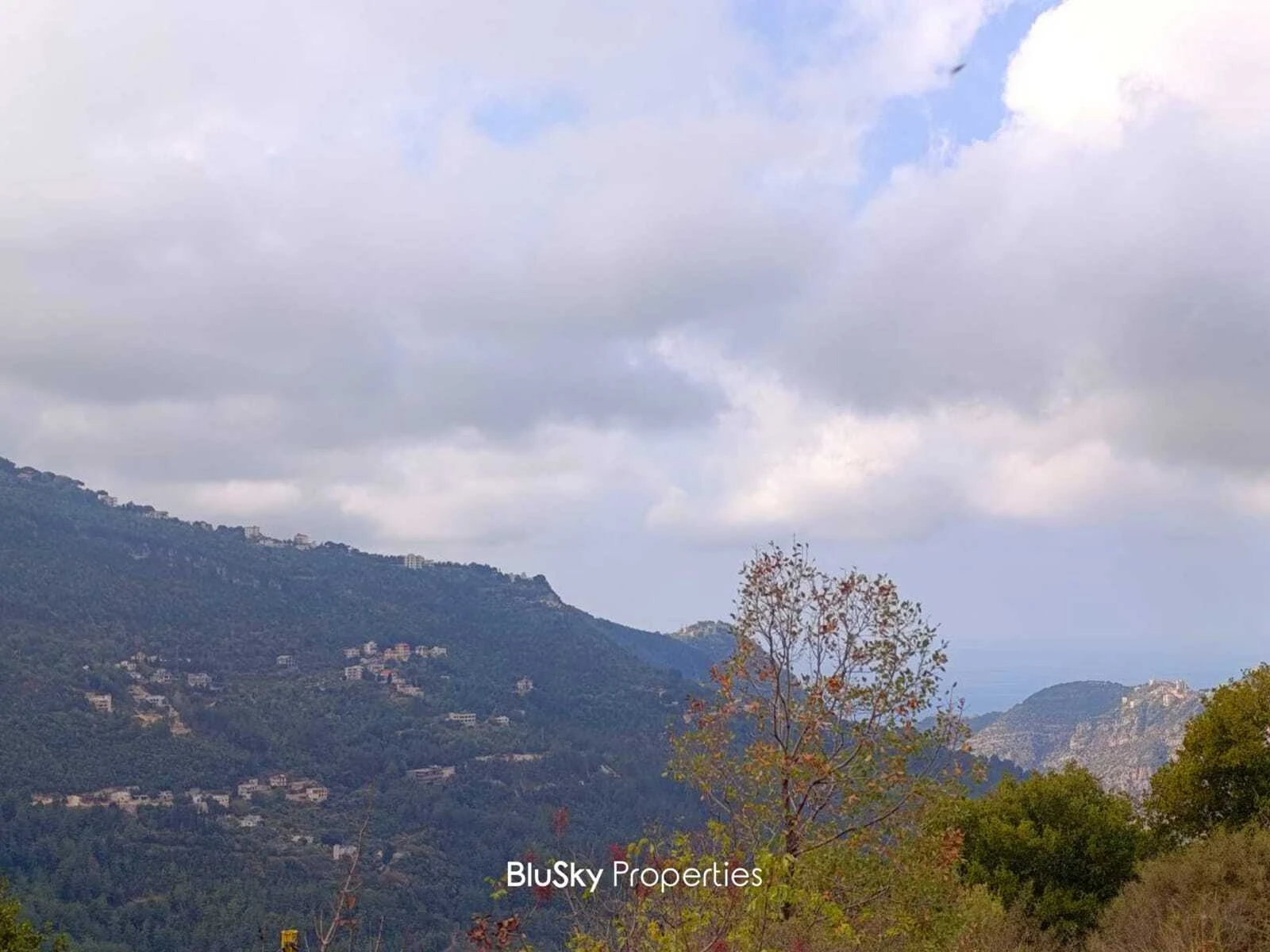 Land 1,100m² for Sale in Adonis — الصورة 2