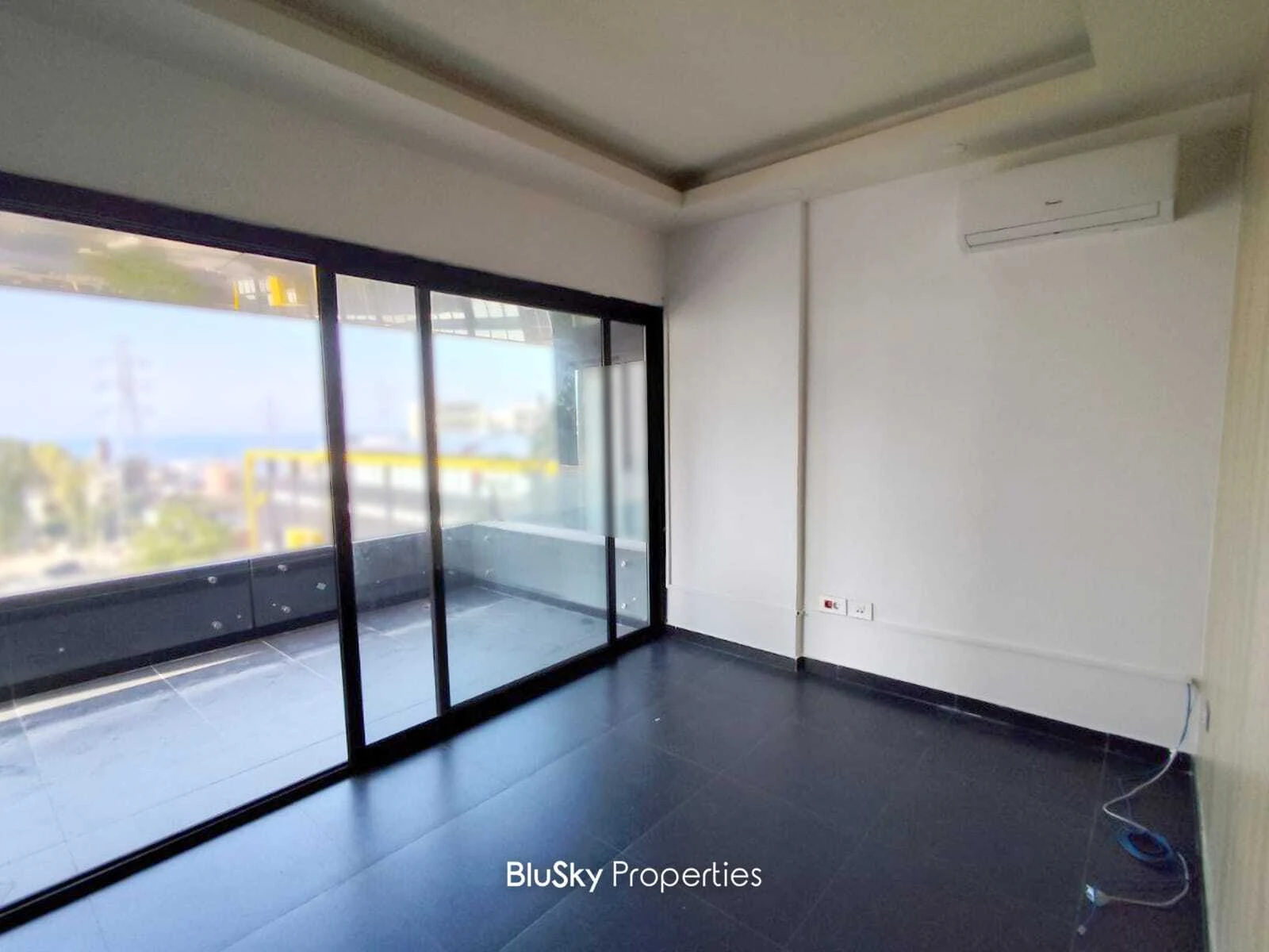 Office 115m² for Rent in Adonis