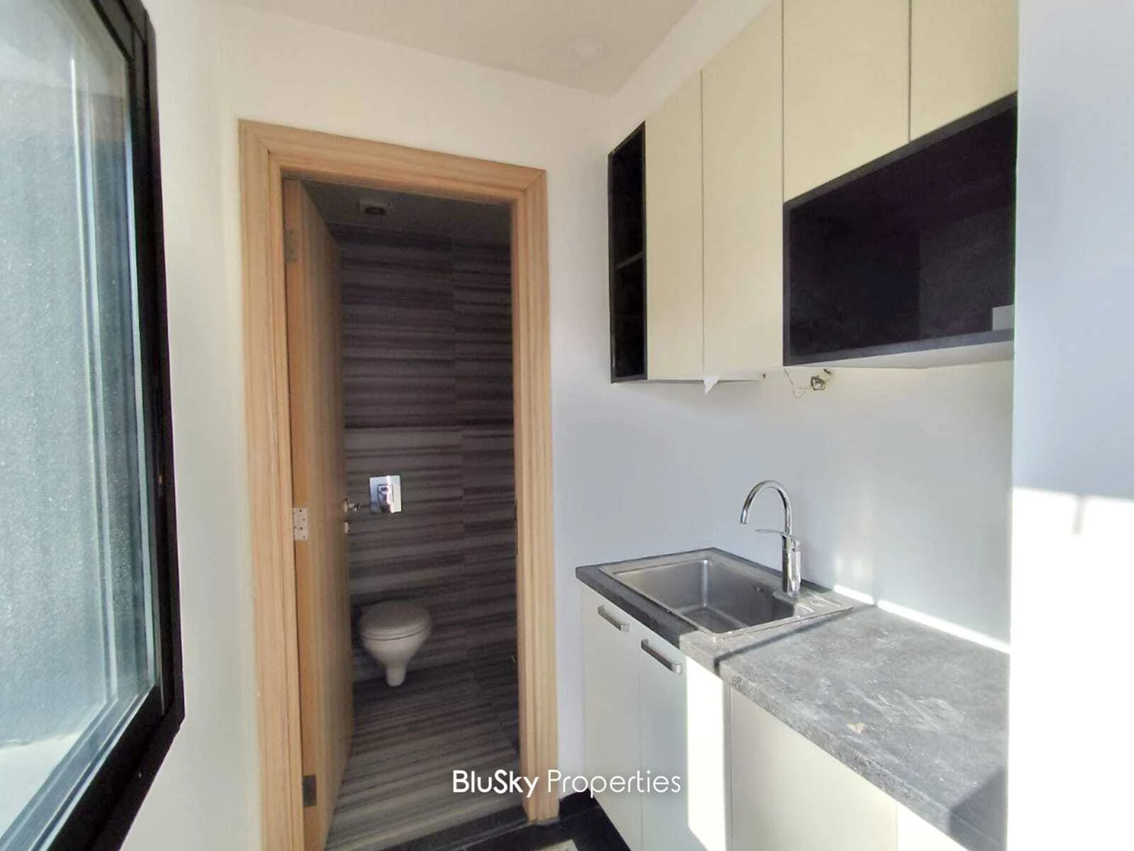 Office 115m² for Rent in Adonis — الصورة 5