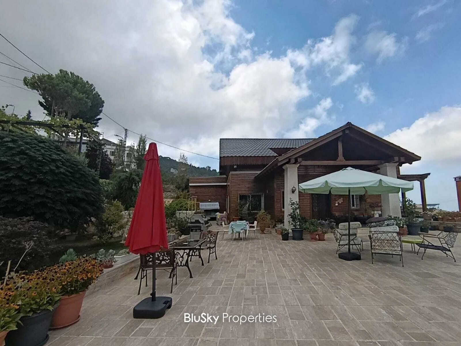 Villa 650m² Garden for Sale in Al Hosayn