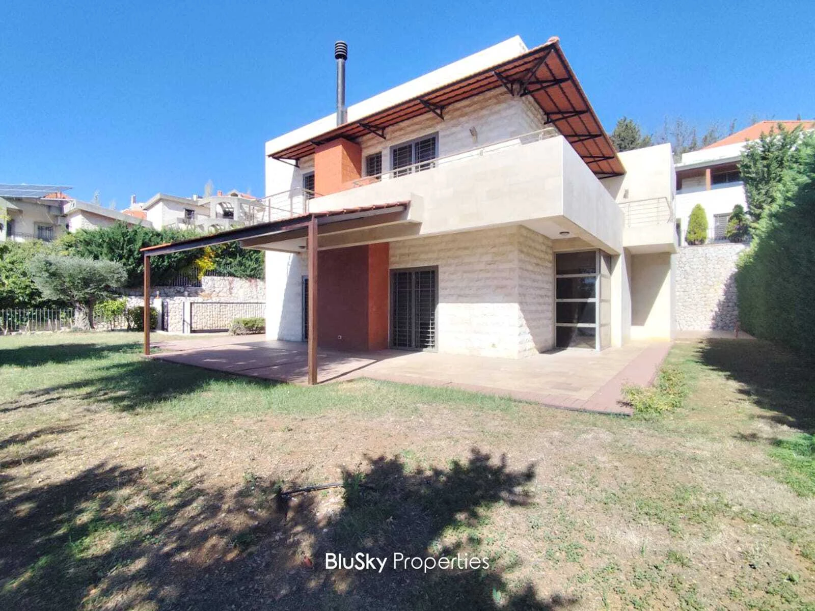 Villa 330m² Garden for Rent in Ajaltoun