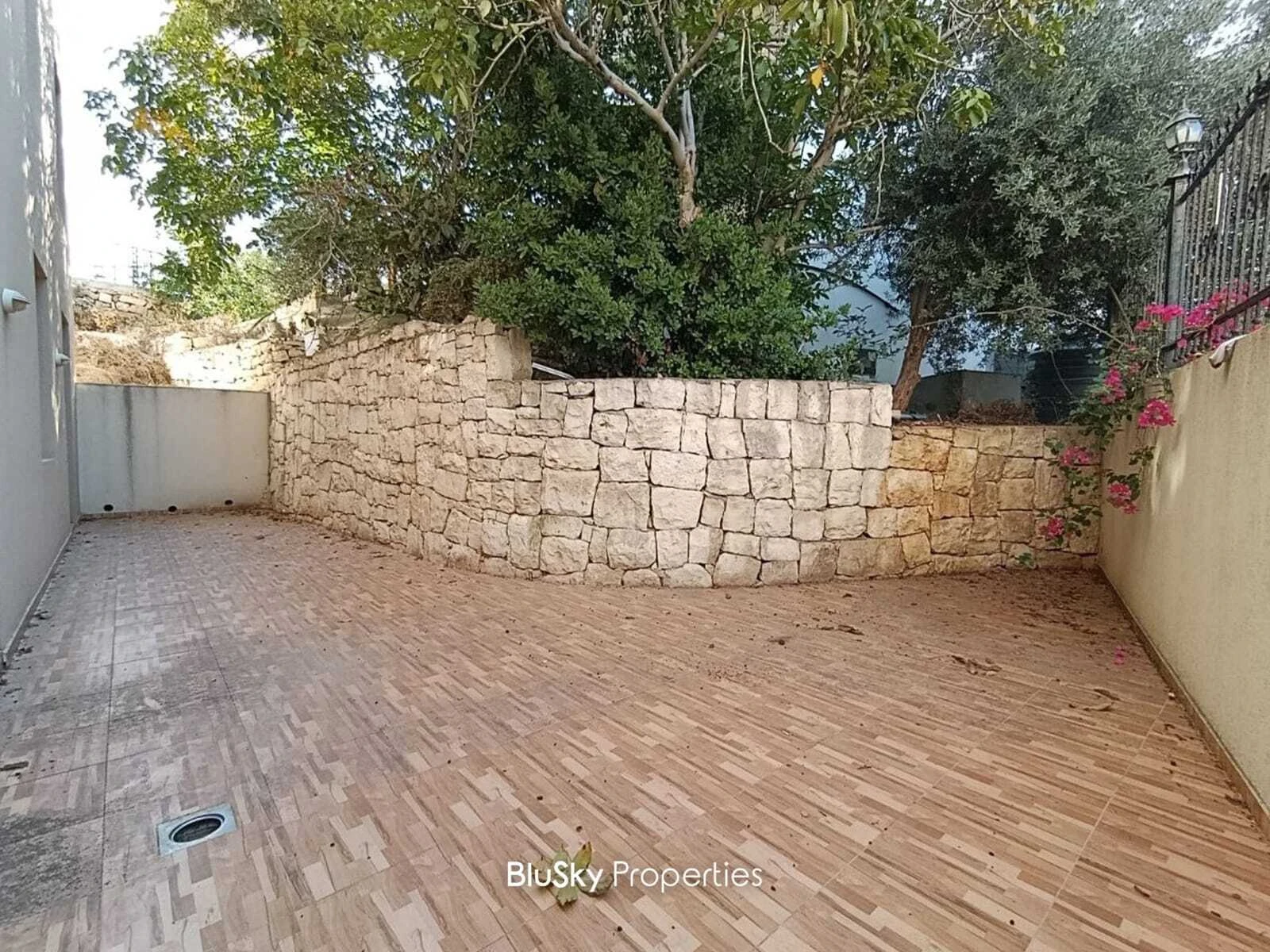 Apartment 134m² Terrace for Sale in Amchit — photo 2