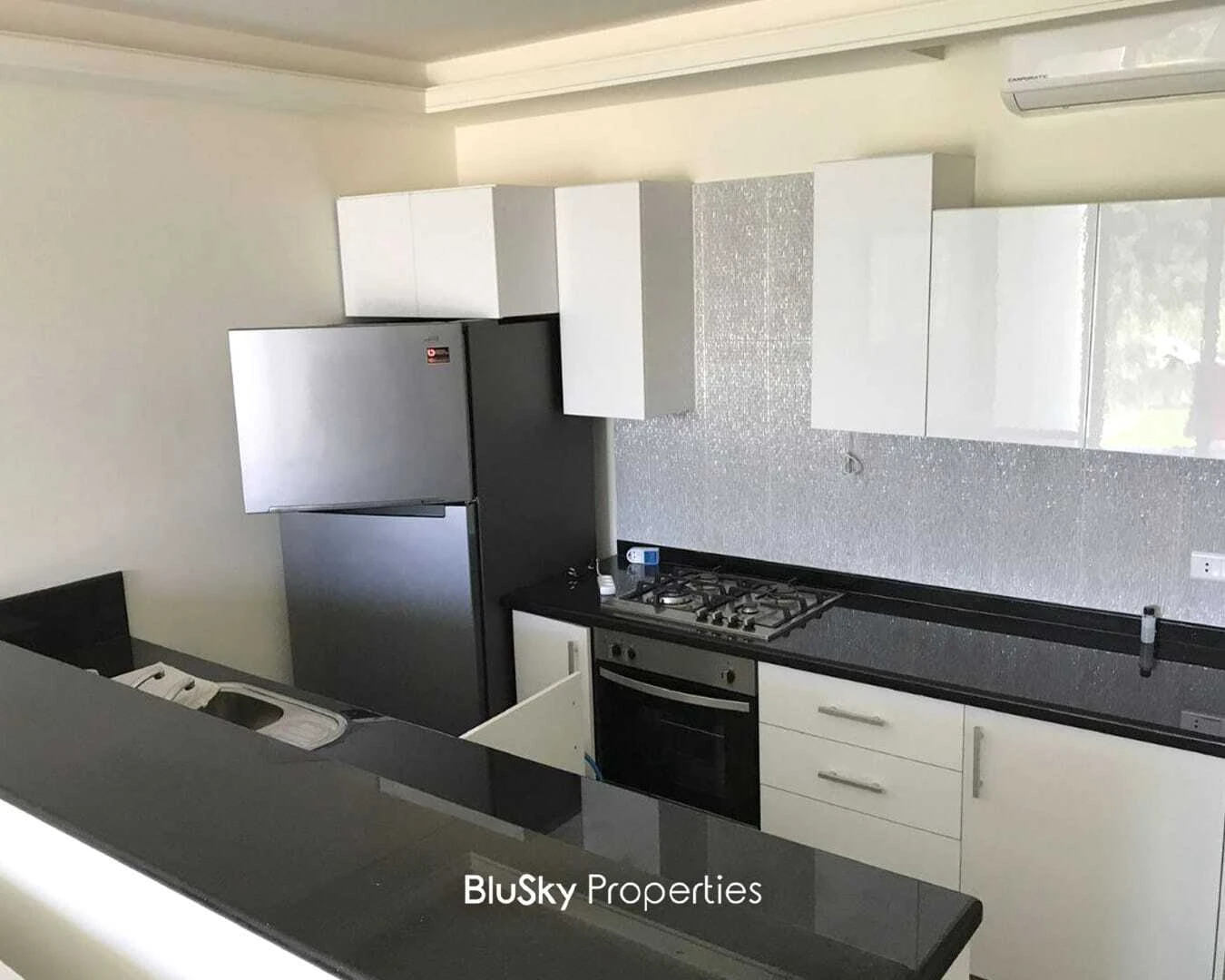 Chalet 67m² Garden for Rent in Amchit — الصورة 3