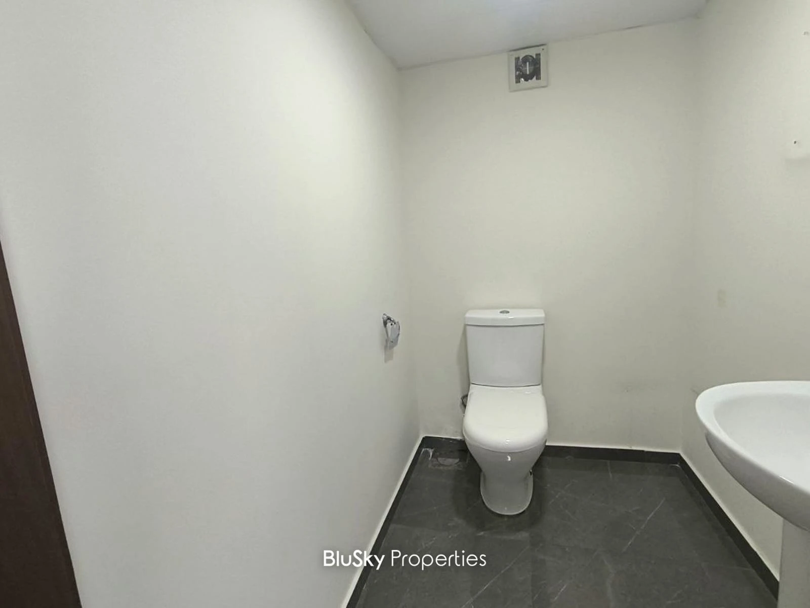 Office 130m² for Rent in Antelias — الصورة 5