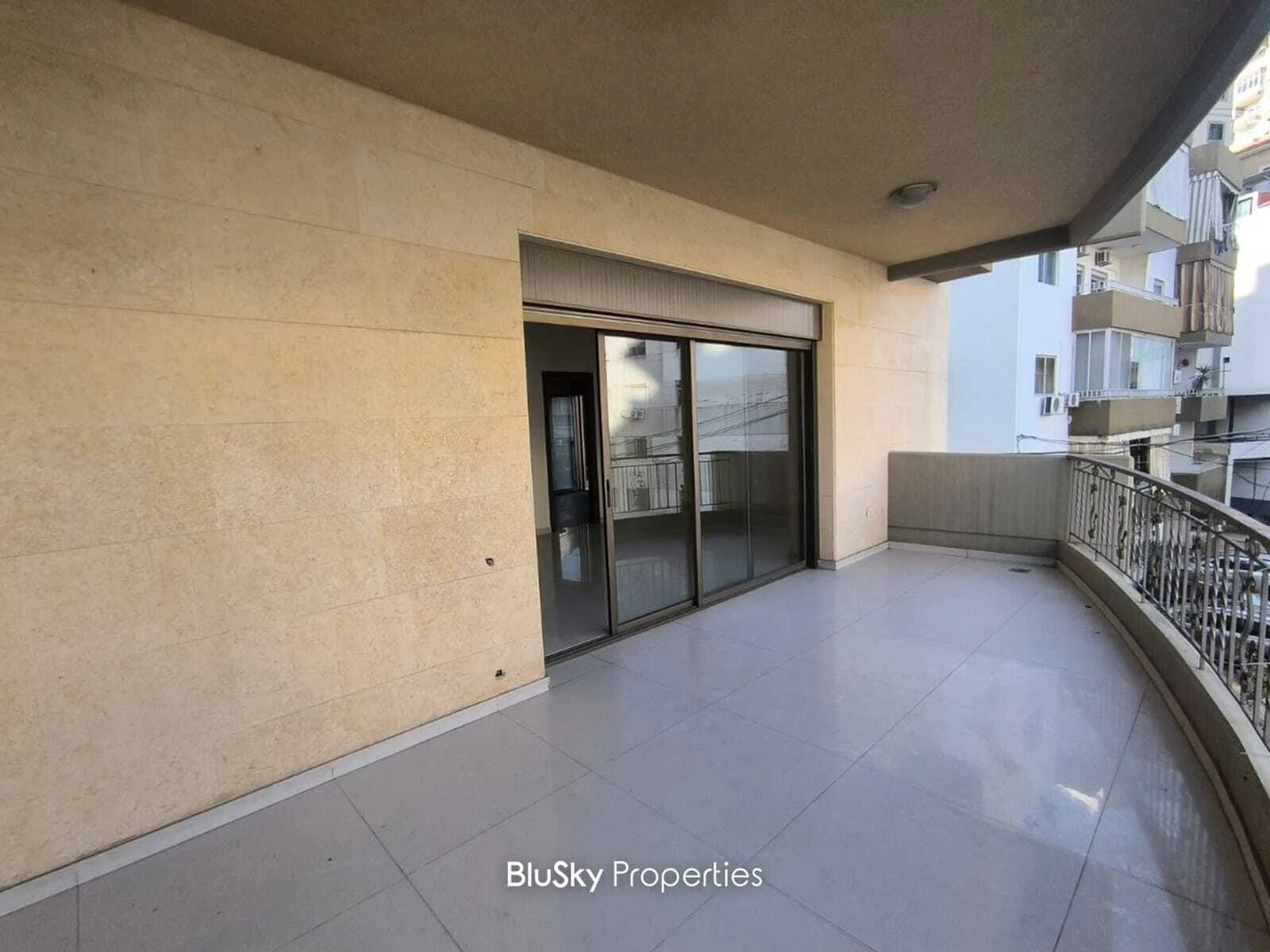 Apartment 200m² Terrace for Sale in Antelias — photo 3