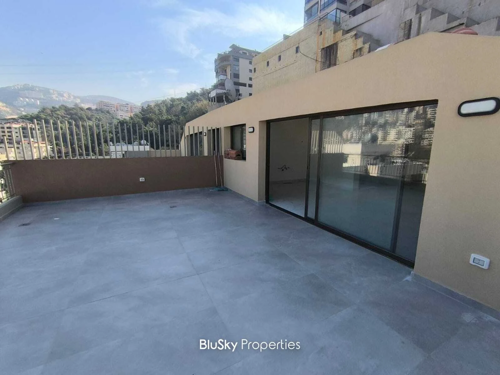 Duplex 350m² Terrace for Sale in Antelias — photo 2