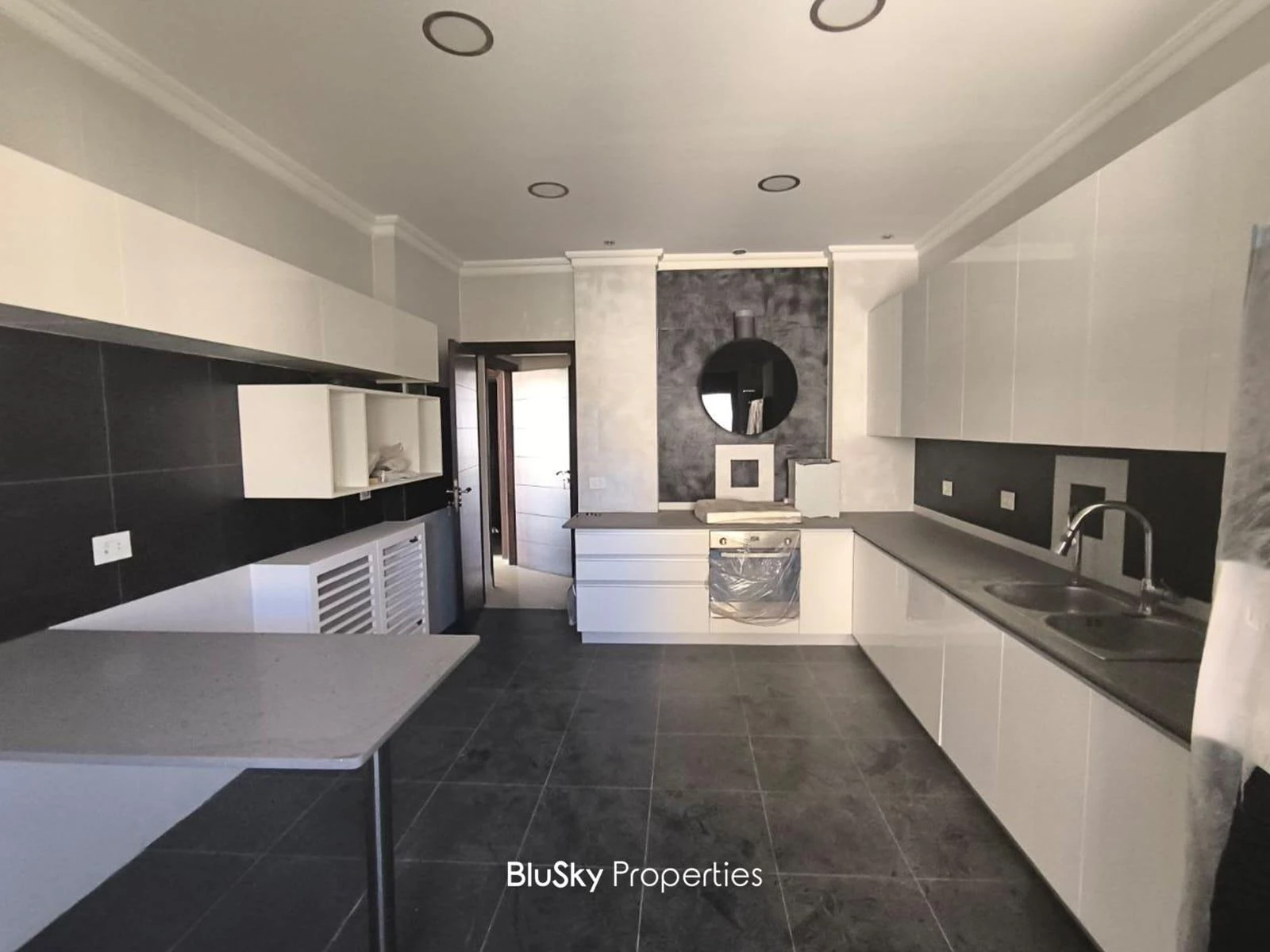 Duplex 360m² Balcony for Sale in Antelias — photo 3
