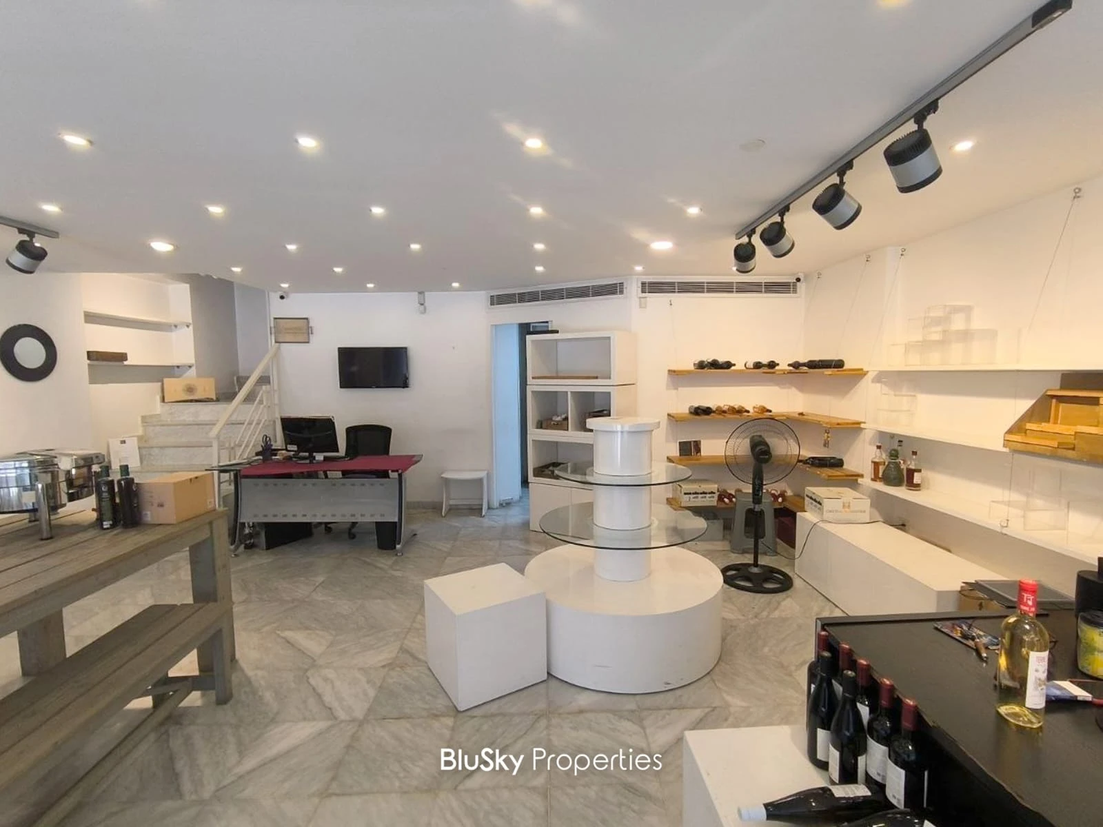 Shop 80m² with Office for Rent in Antelias
