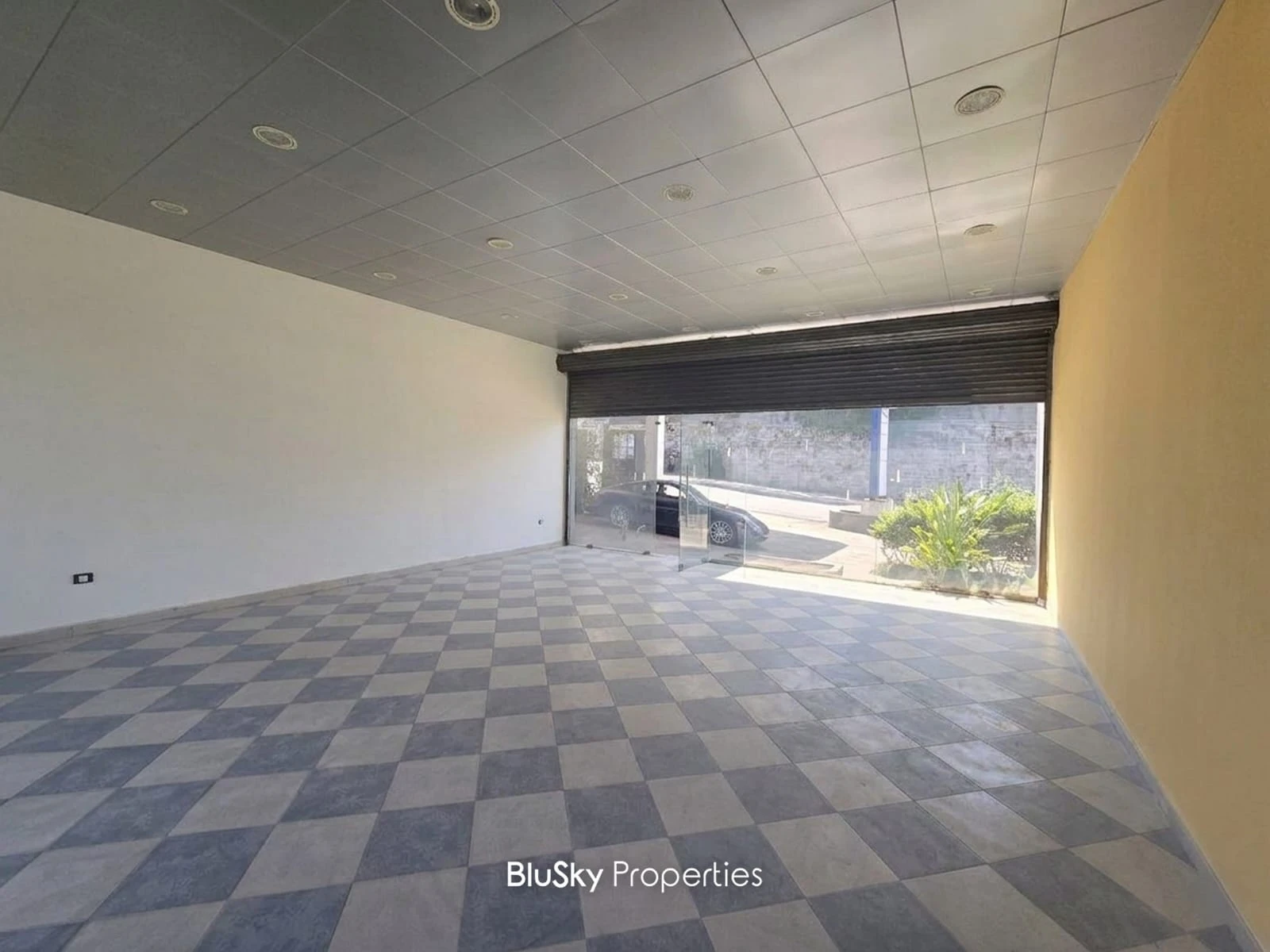 Shop 60m² with Mountain View for Rent in Araya