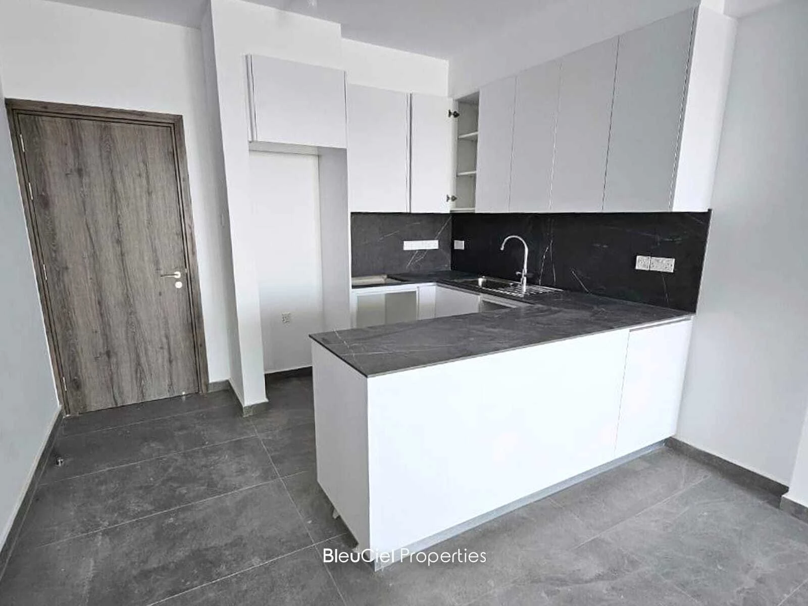 Apartment 80m² Terrace for Sale in Aradhipou, Larnaca — photo 4
