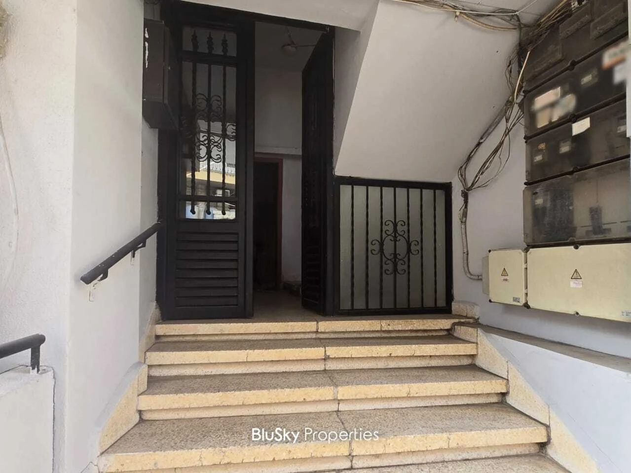Building for Sale in Ain El Remeneh — photo 2