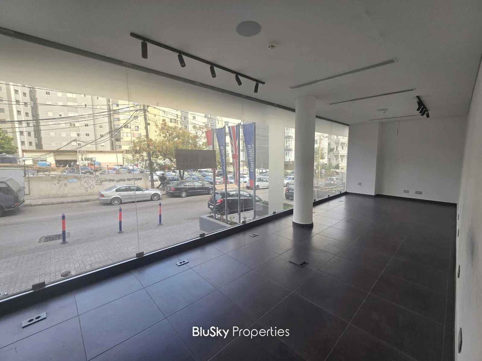 Showroom 250m² for Rent in Ain El Remeneh