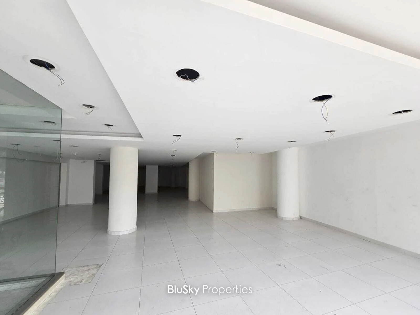 Showroom 300m² for Rent in Ain El Remeneh