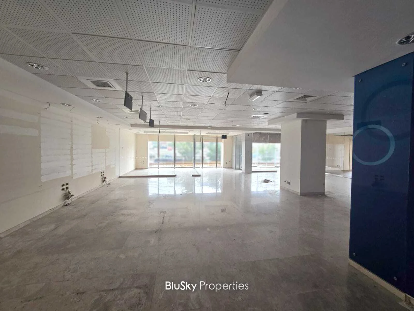 Showroom 400m² for Rent in Ain El Remeneh