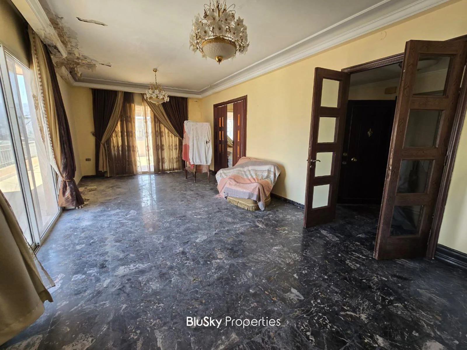Apartment 450m² Terrace for Sale in Ain El Remeneh