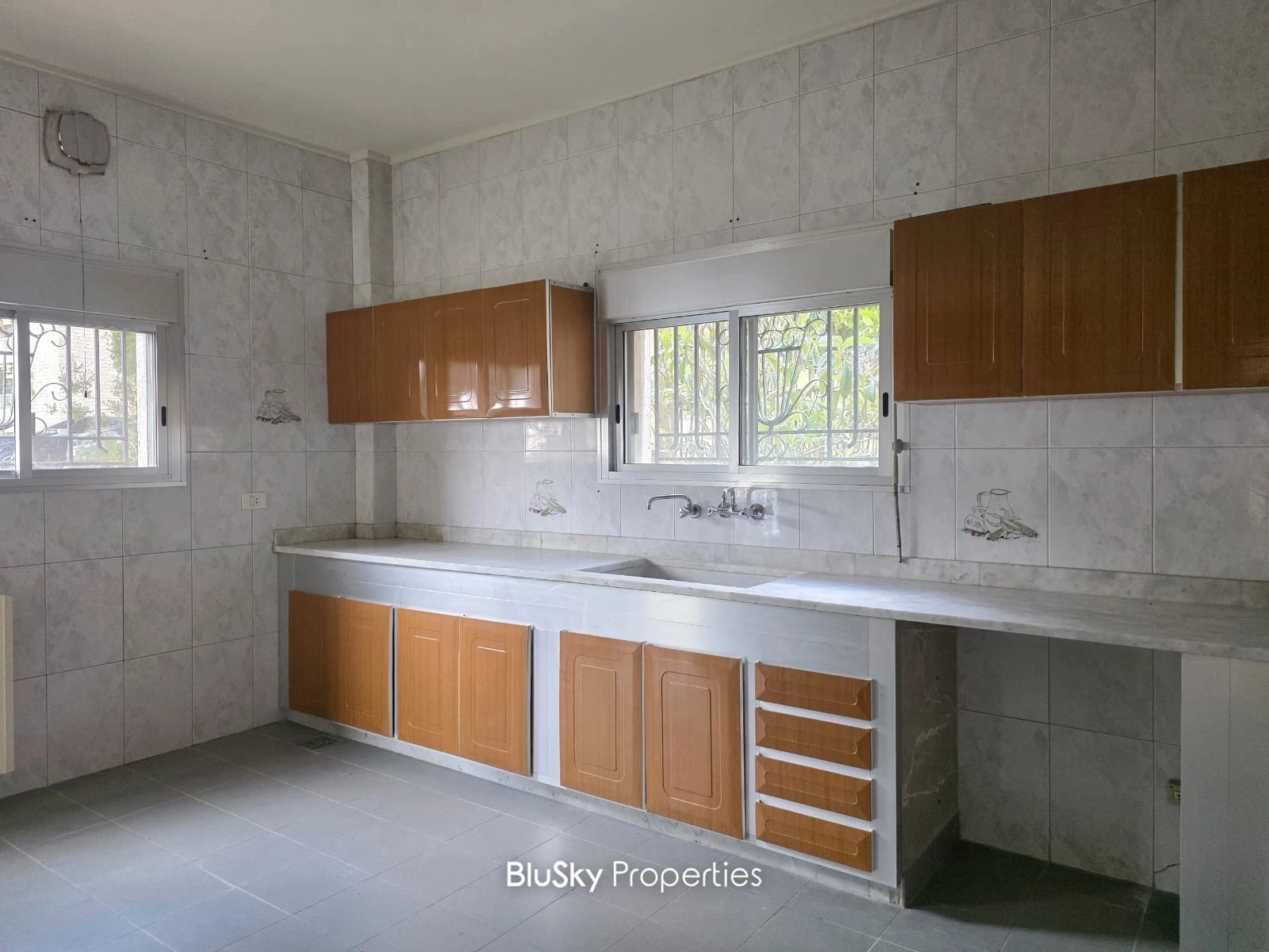 Apartment 250m² for Rent in Ain Saadeh — الصورة 4