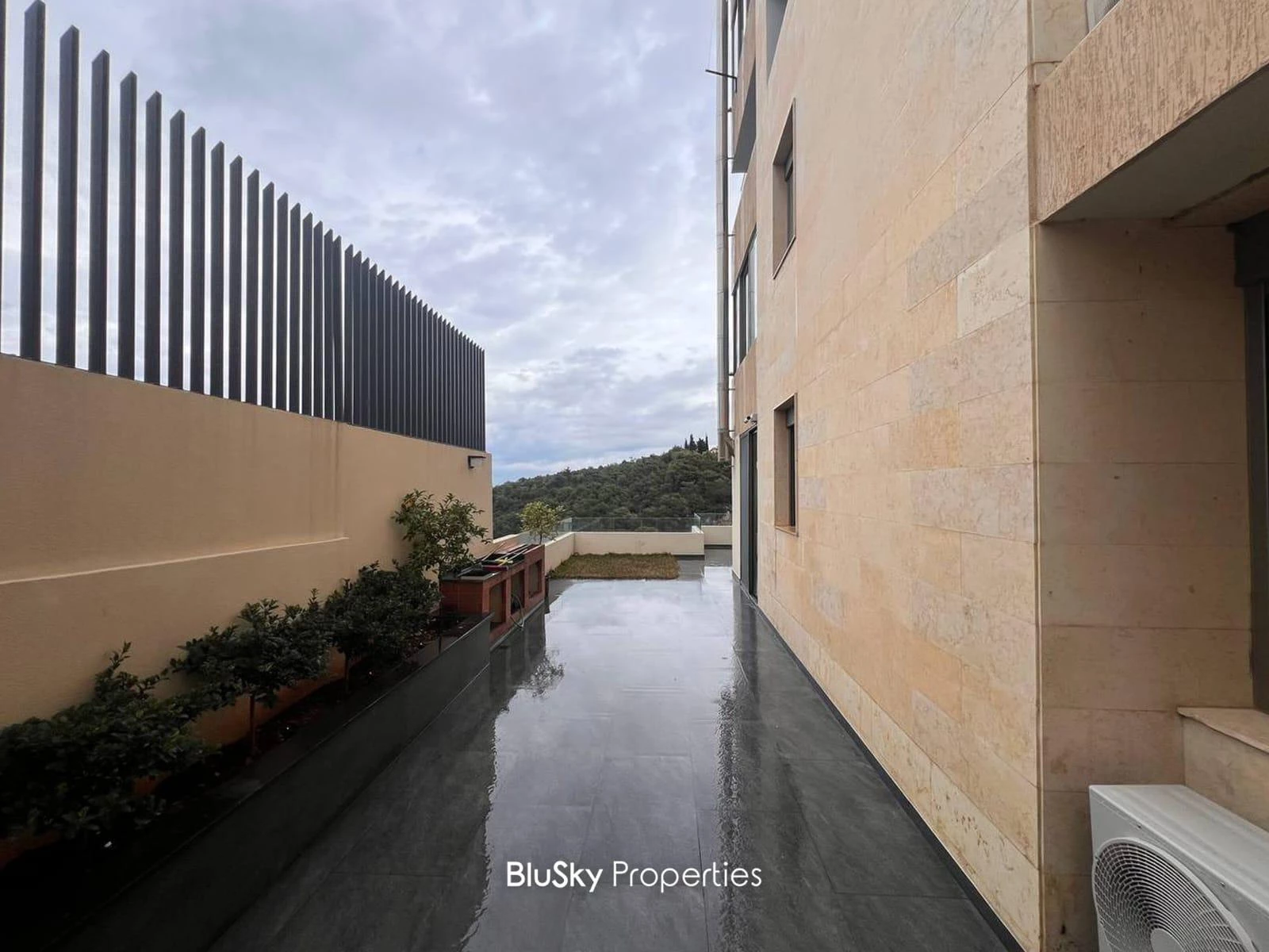 Apartment 270m² Terrace for Sale in Ain Saadeh — photo 2