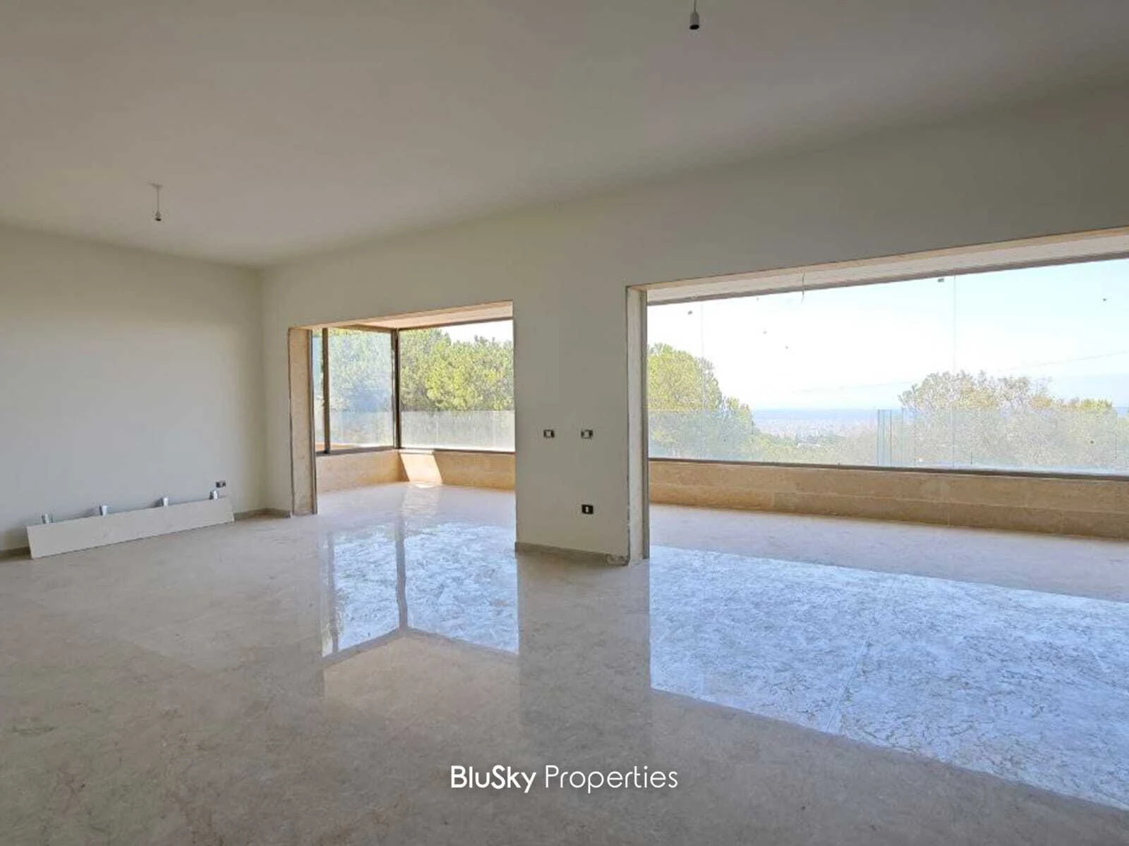 Apartment 400m² Garden for Sale in Ain Saadeh