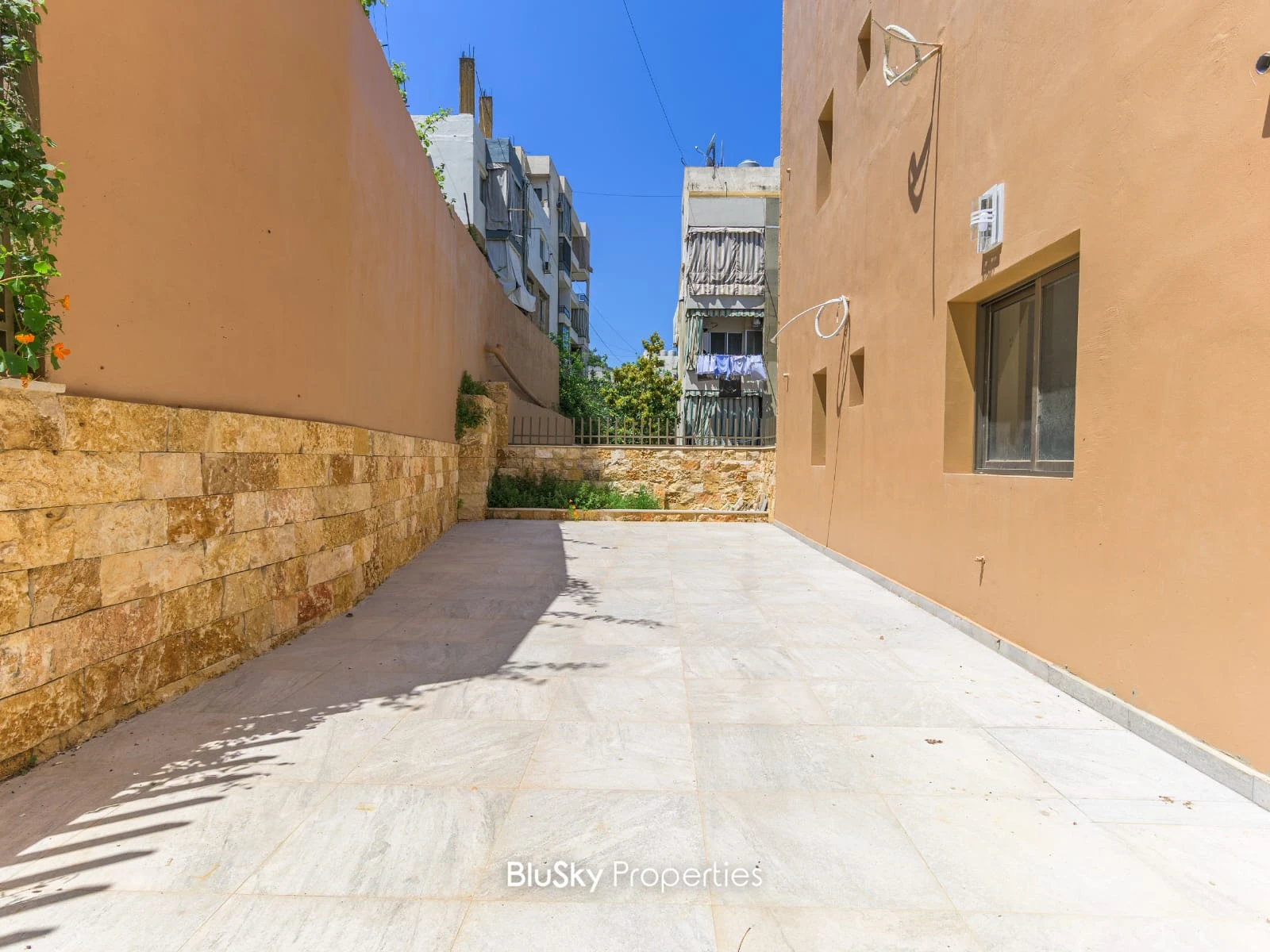 Apartment 177m² with Terrace for Sale in Awkar — الصورة 2