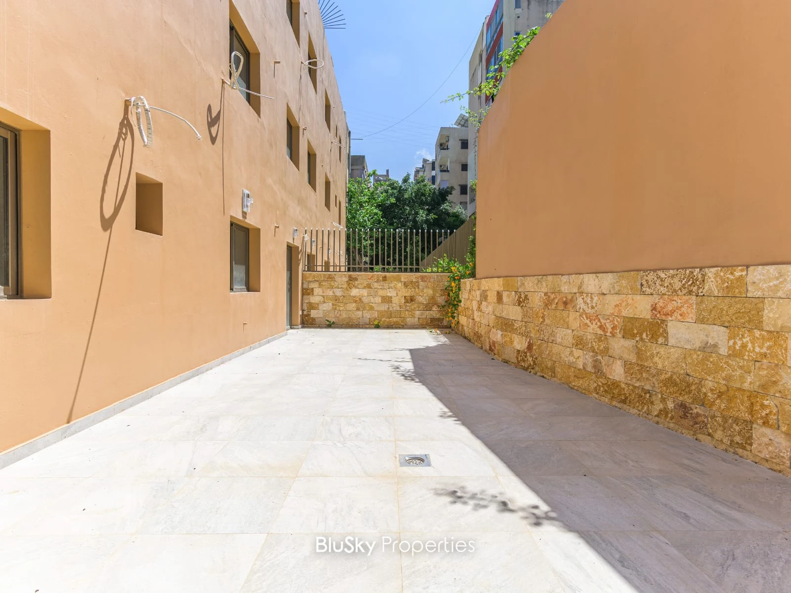Apartment 177m² with Terrace for Sale in Awkar — الصورة 3