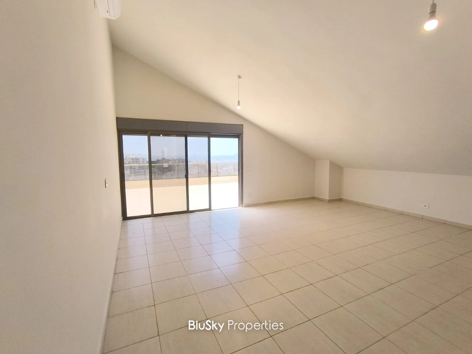 Apartment 200m² with Terrace for Rent in Awkar