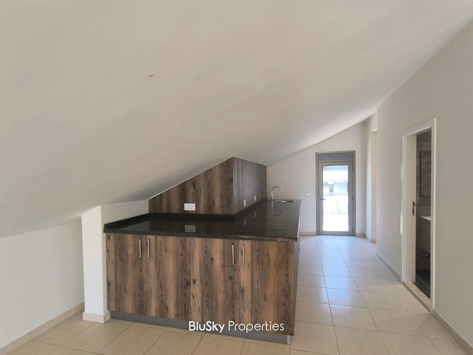 Apartment 200m² with Terrace for Rent in Awkar — الصورة 3