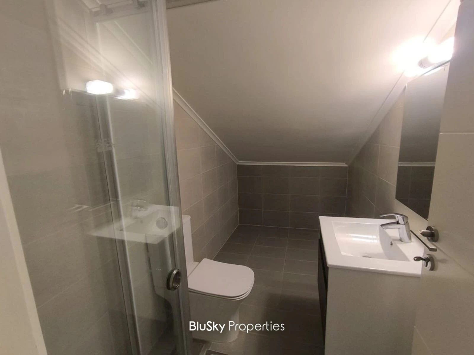 Apartment 200m² with Terrace for Rent in Awkar — الصورة 4