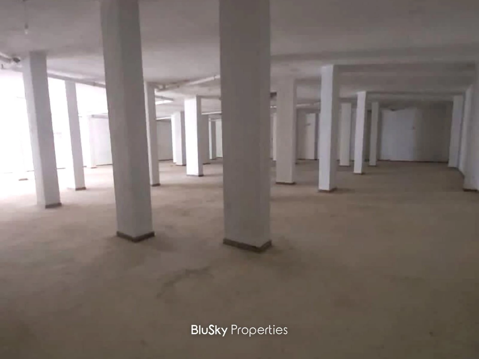 Warehouse 500m² for Sale in Awkar — photo 3