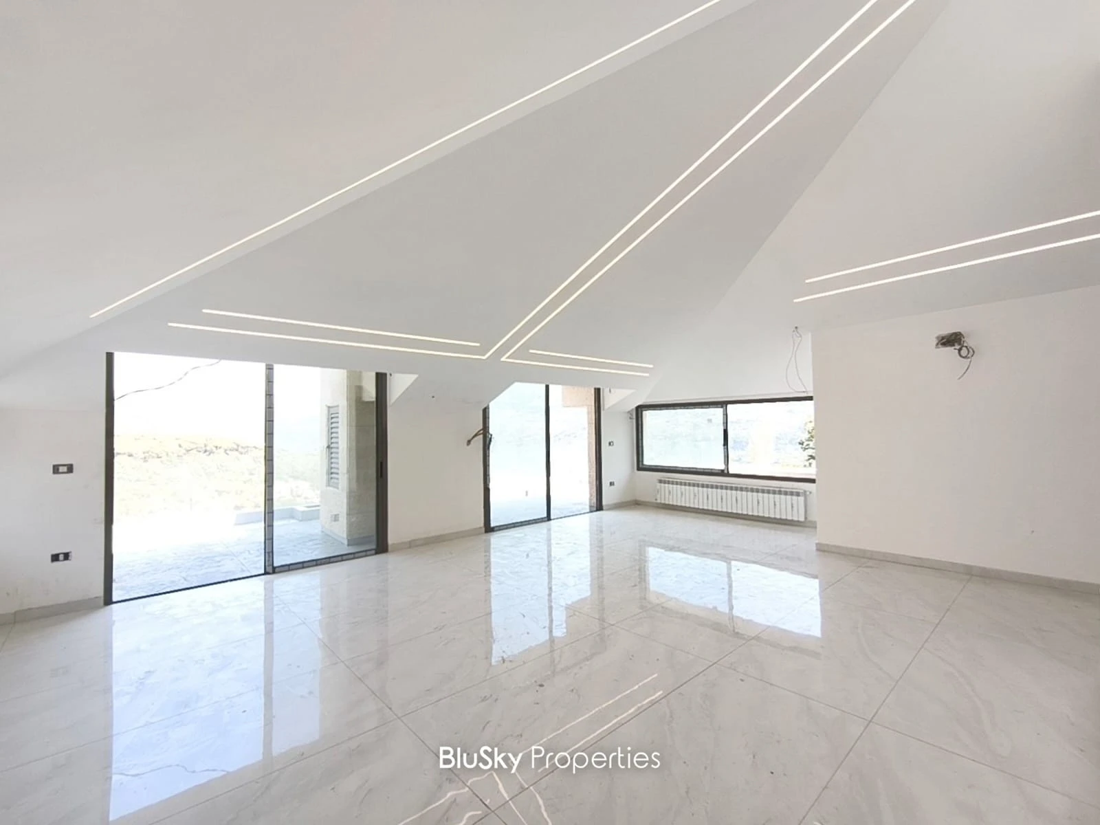 Apartment 200m² with Terrace for Sale in Baabdat