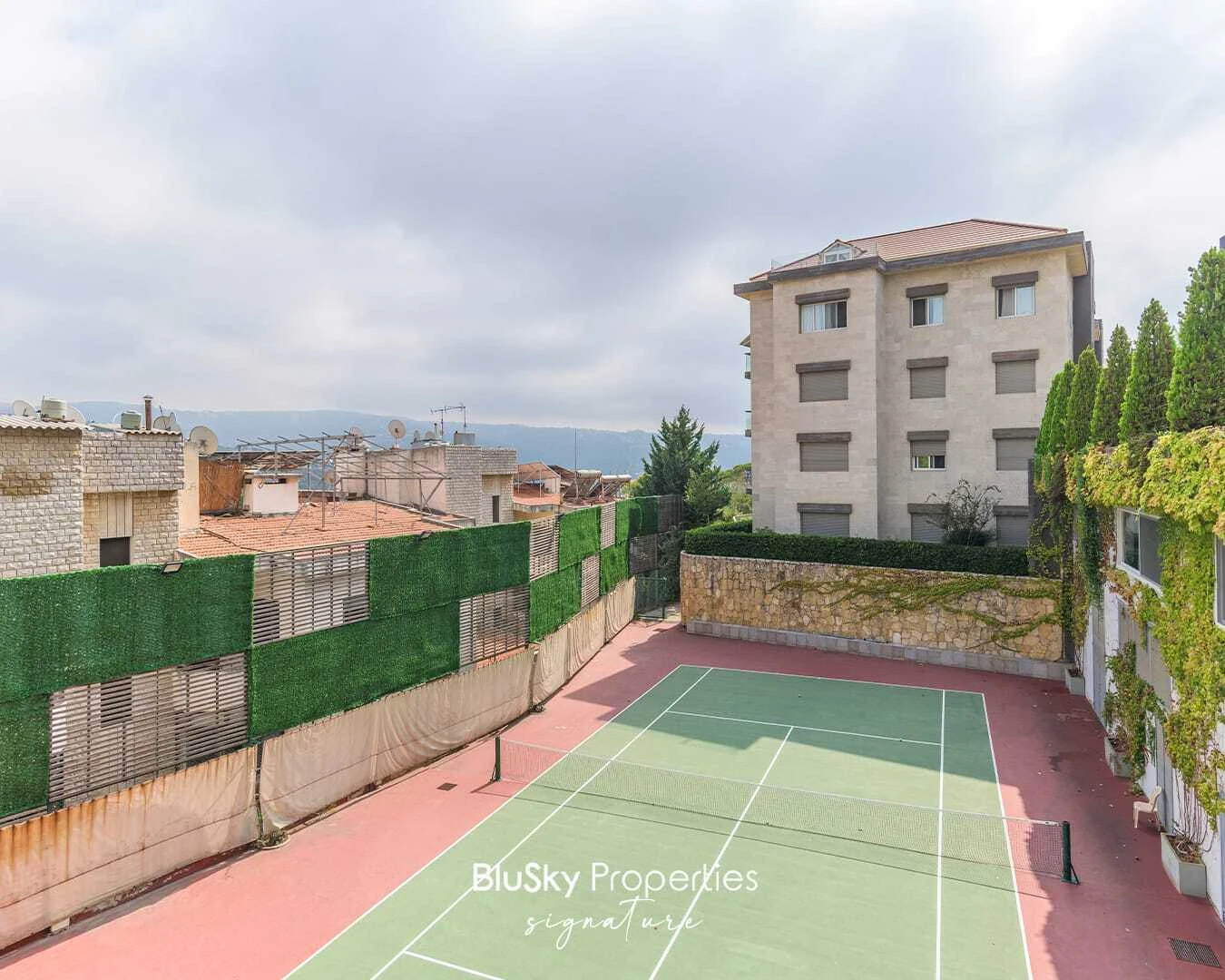 Apartment 235m² Mountain View for Sale or Rent in Baabdat — photo 2