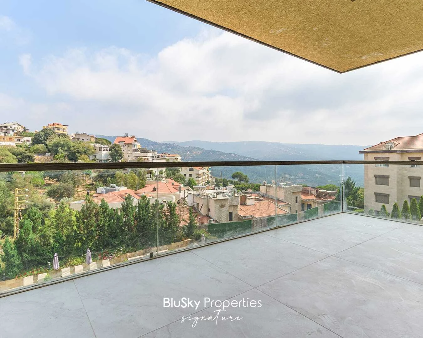 Apartment 235m² Mountain View for Sale or Rent in Baabdat — photo 3