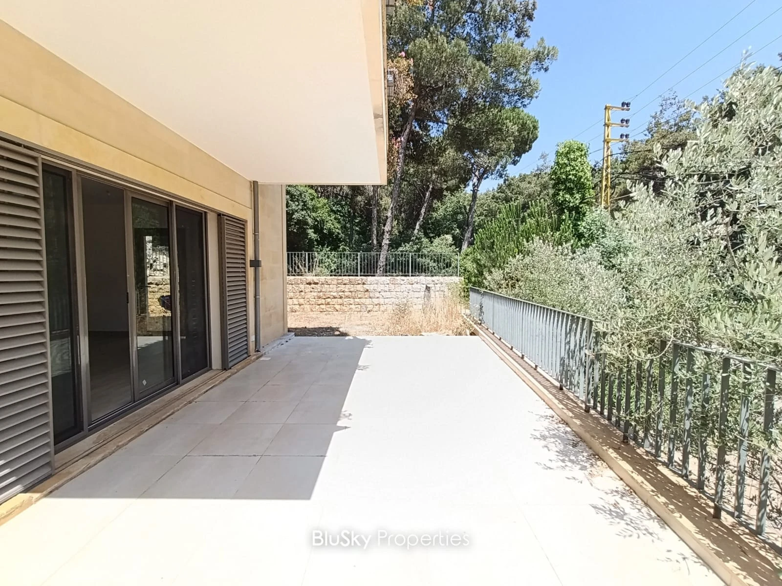 Apartment 240m² with Terrace for Rent in Baabdat