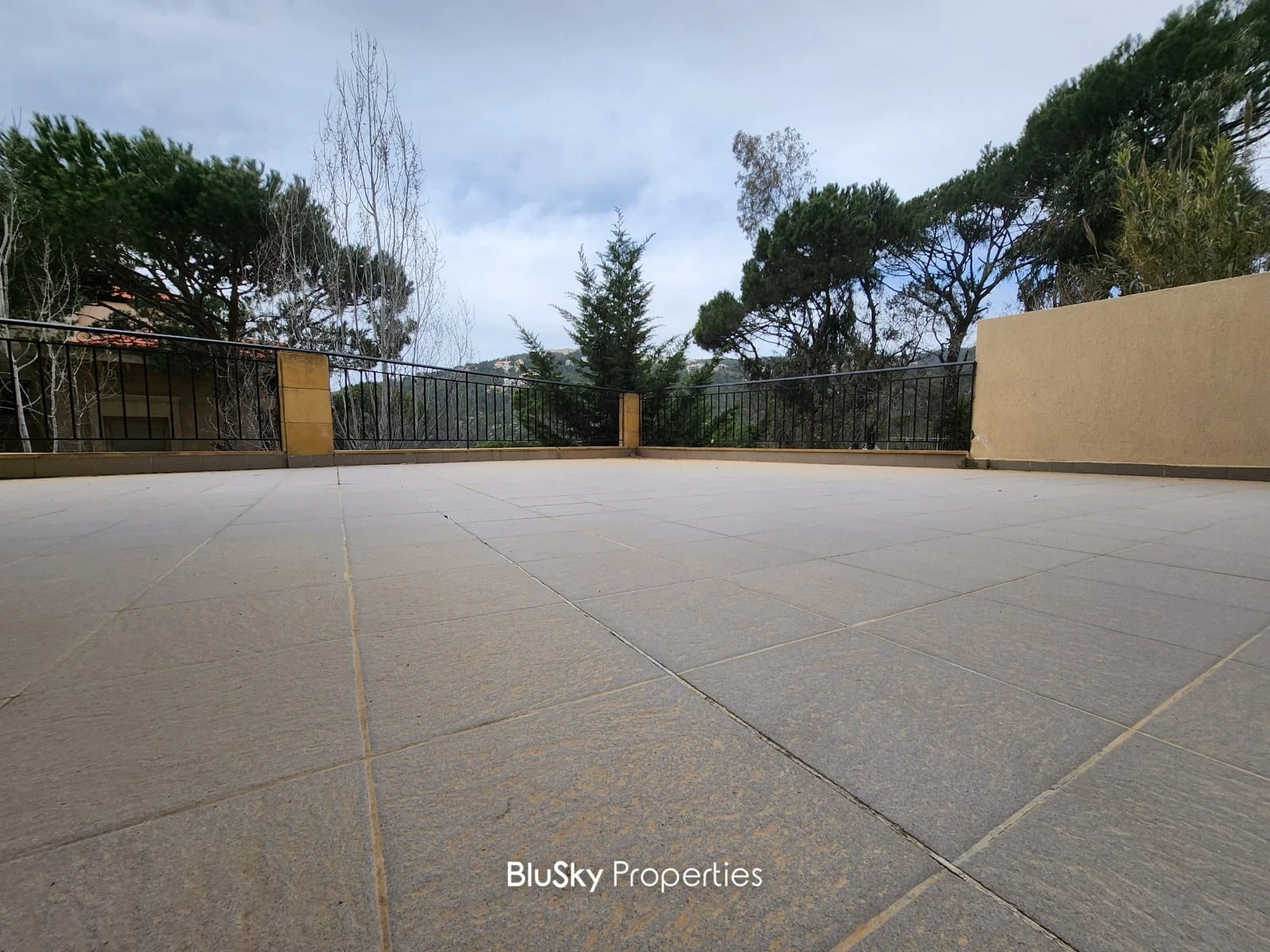 Apartment 240m² with Terrace for Sale or Rent in Baabdat