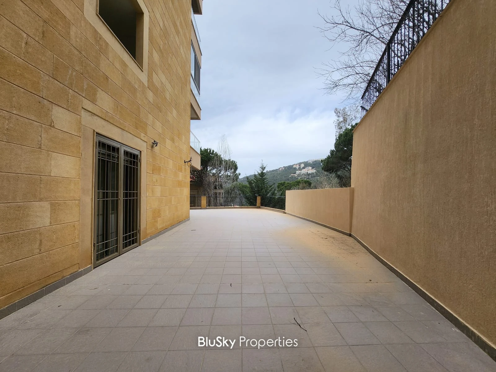 Apartment 240m² with Terrace for Sale or Rent in Baabdat — photo 2
