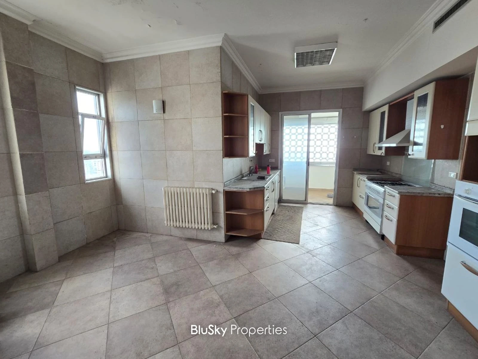 Apartment 300m² with Balcony for Rent in Baabda — الصورة 4