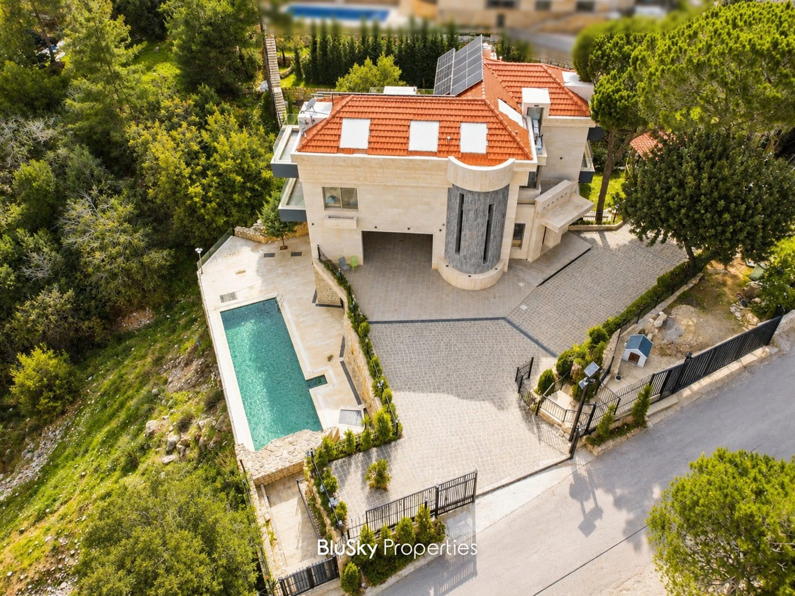 Villa 700m² with Garden for Rent in Baabdat