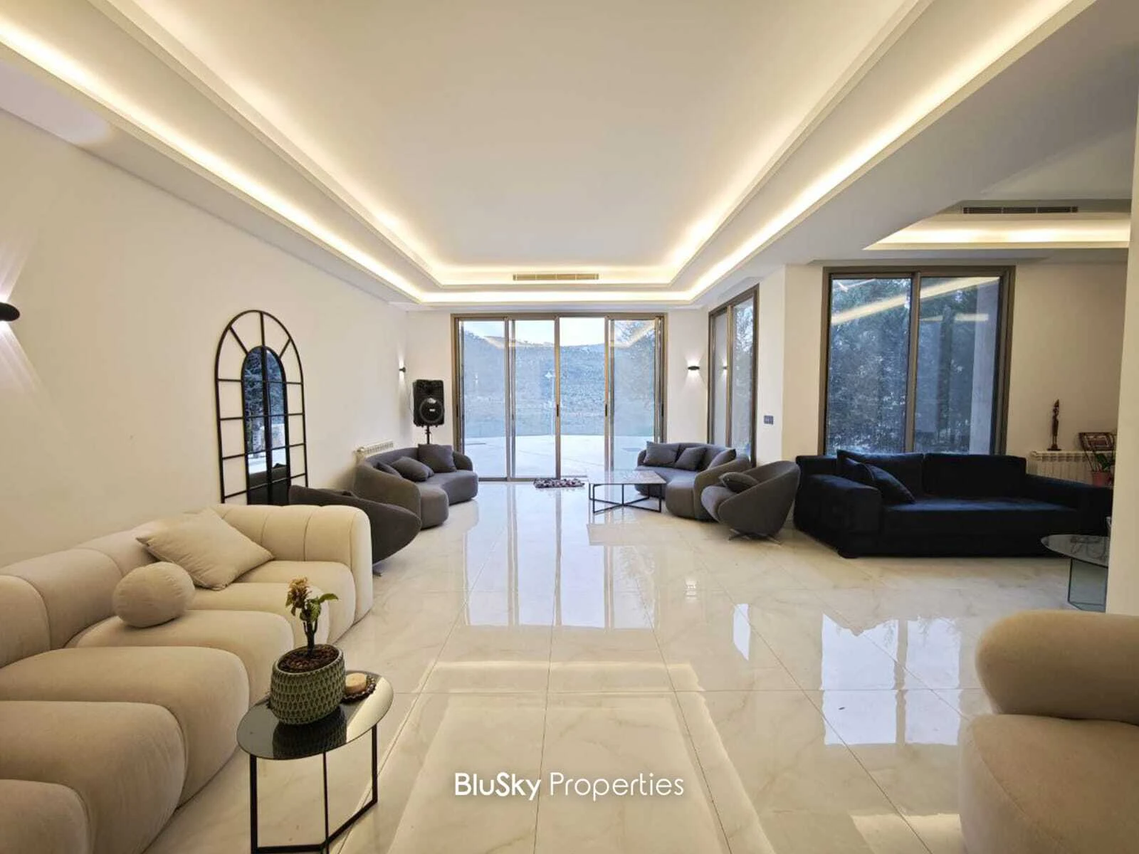 Villa 700m² Garden for Rent in Baabdat