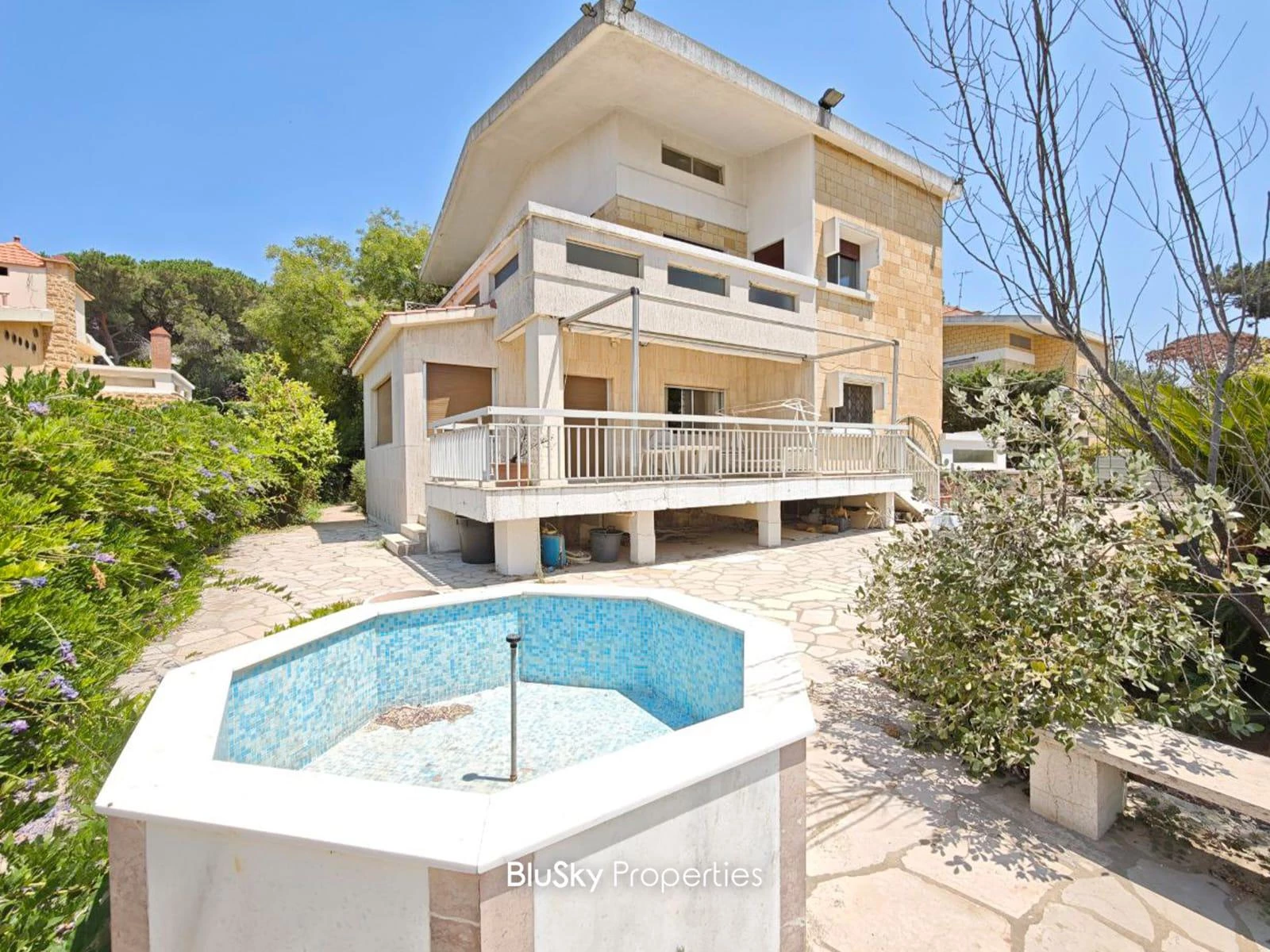 Villa 700m² Terrace for Sale in Baabdat