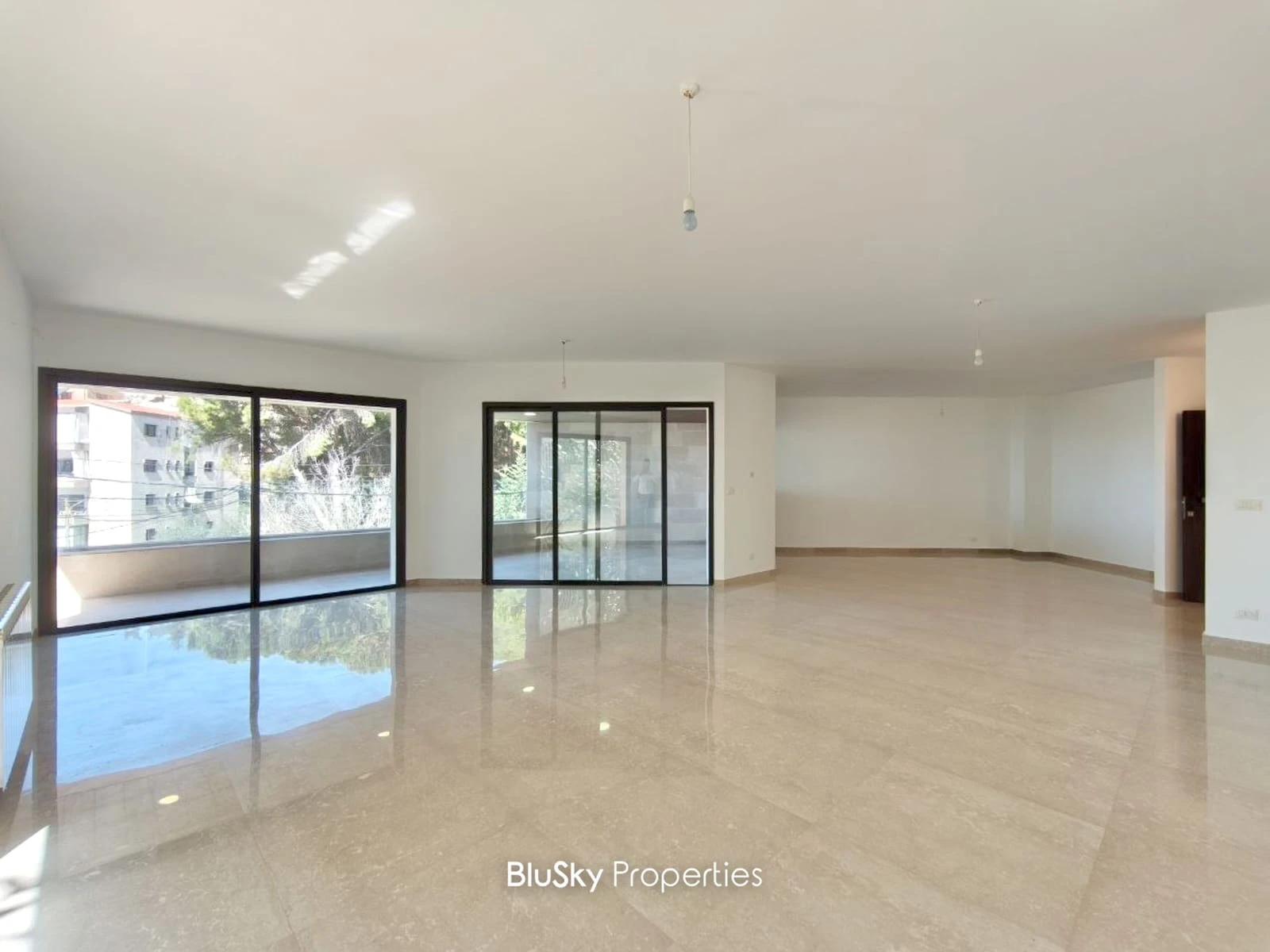 Apartment 250m² with Garden for Sale in Balloune