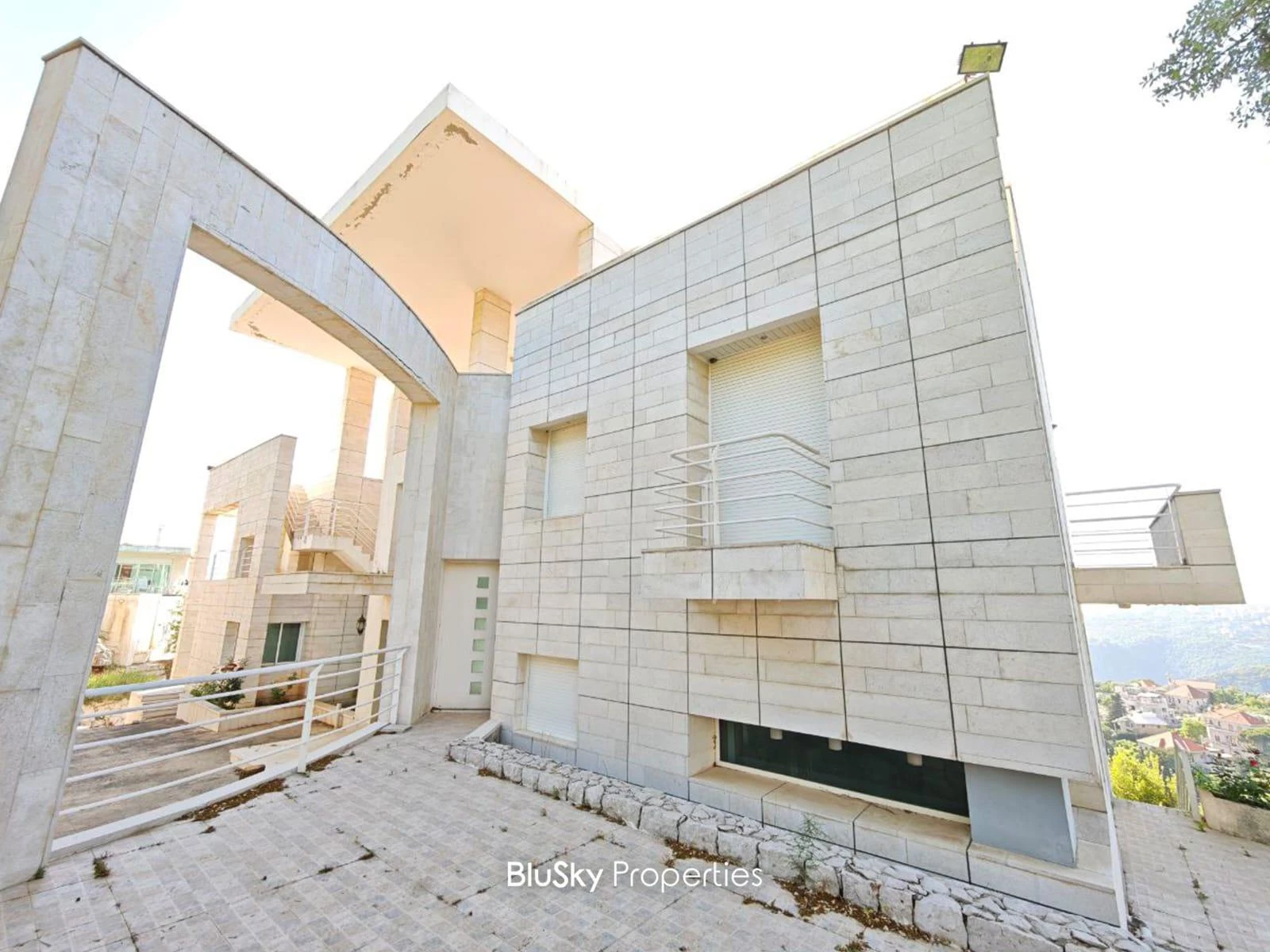 Villa 3,600m² Terrace for Sale in Baskinta — الصورة 1