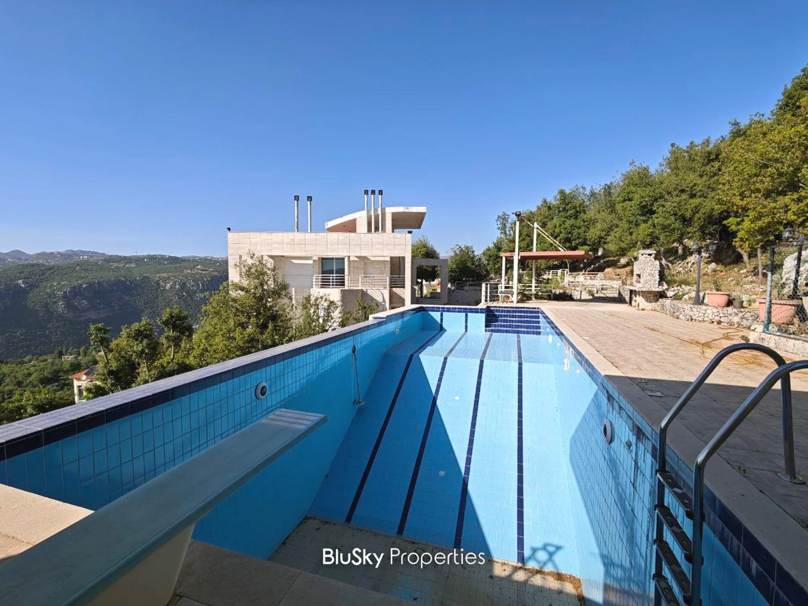 Villa 3,600m² Terrace for Sale in Baskinta — الصورة 2