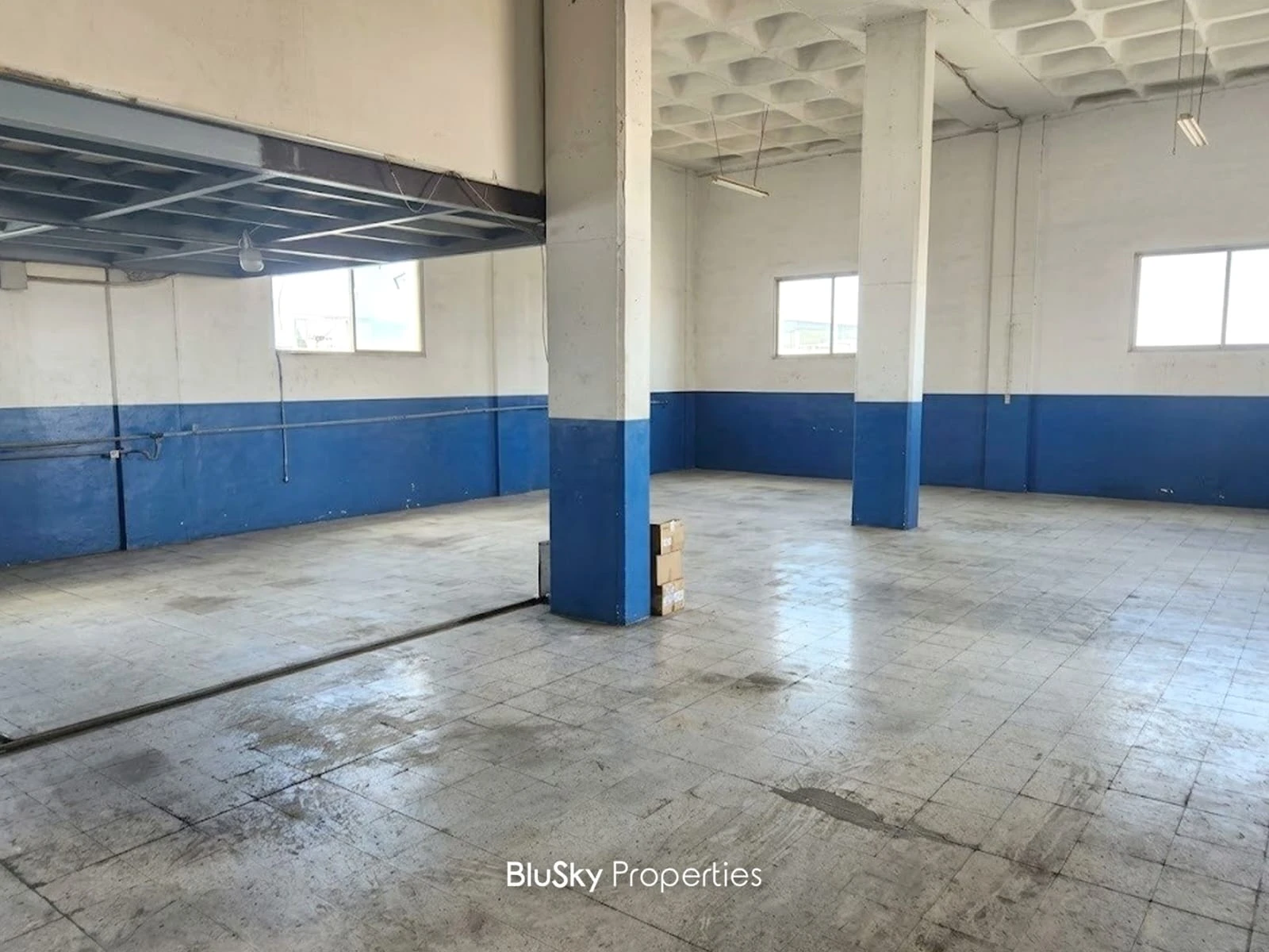 Warehouse 500m² with Mezzanine for Rent in Baouchrieh
