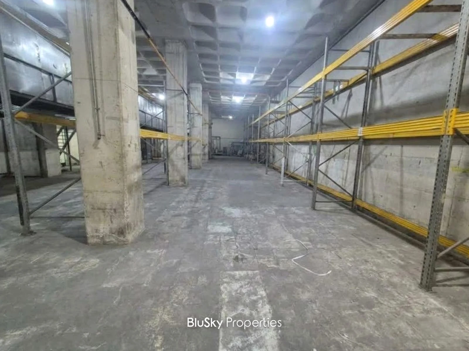 Warehouse 600m² for Rent in Baouchrieh