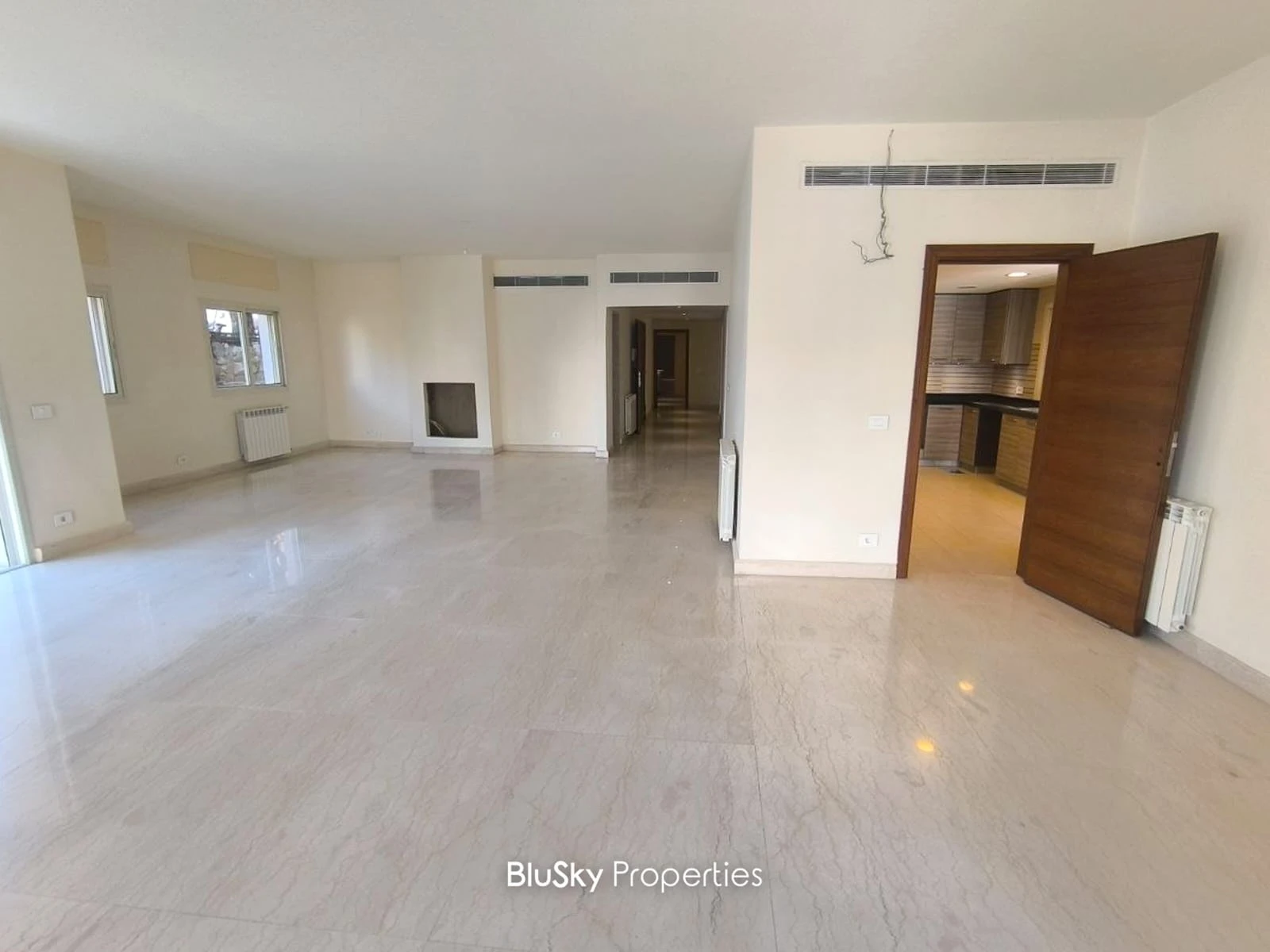 Apartment 318m² with Terrace for Sale in Beit El Chaar
