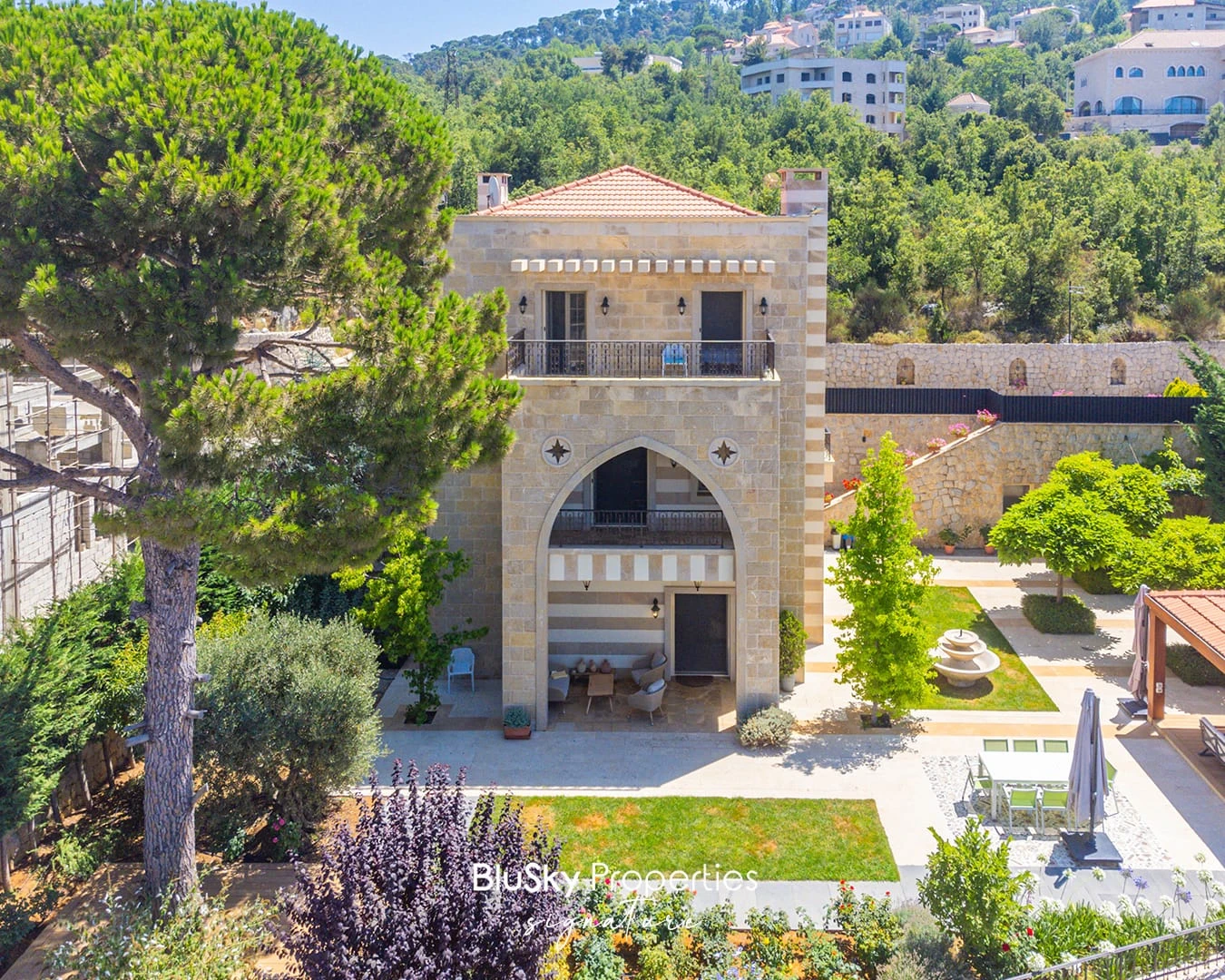 Villa 400m² with Garden for Sale or Rent in Bekfaya — الصورة 2