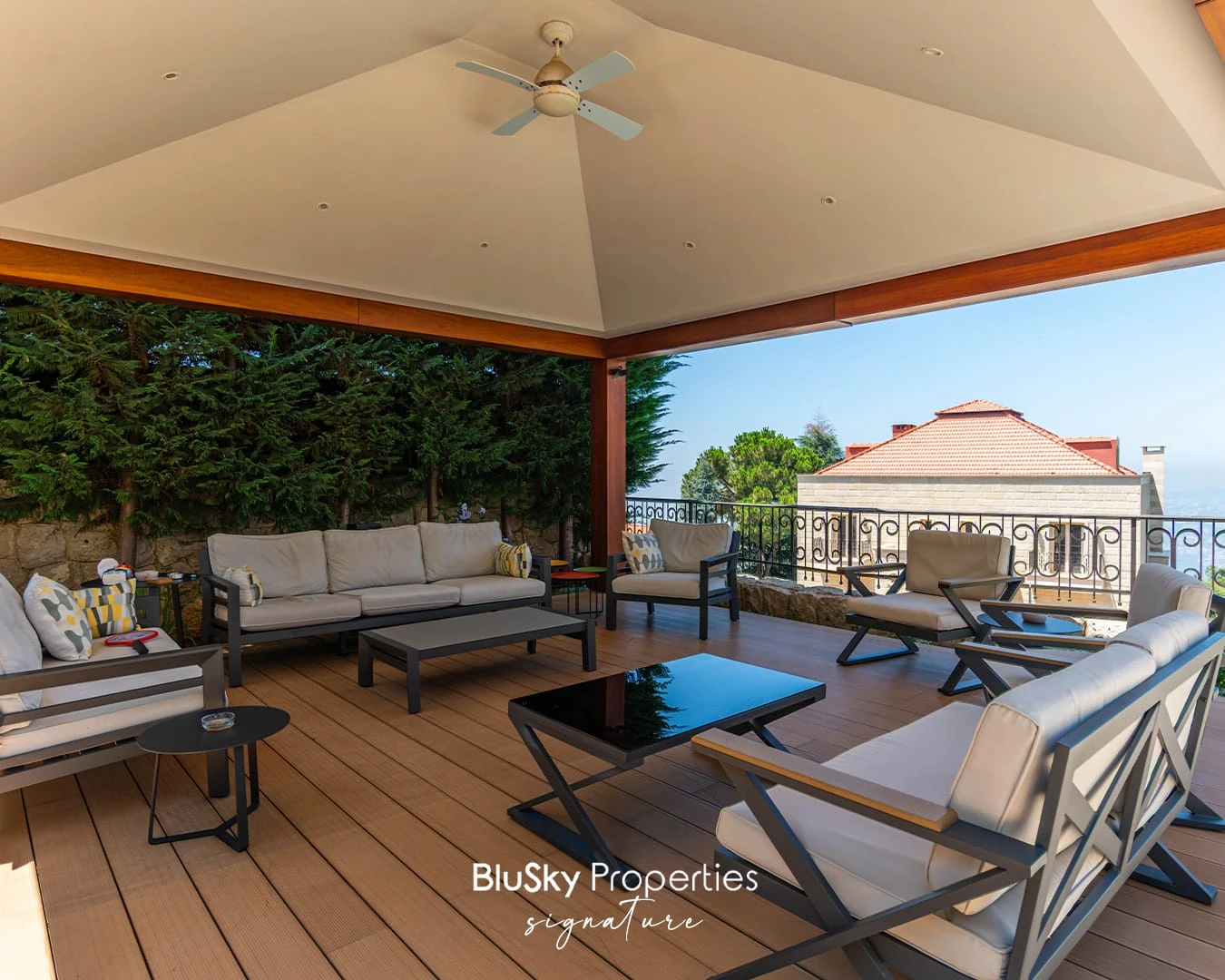 Villa 400m² with Garden for Sale or Rent in Bekfaya — الصورة 3