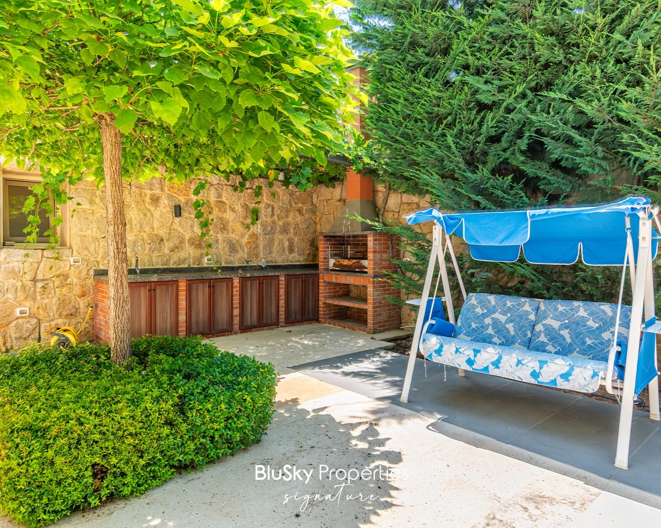 Villa 400m² with Garden for Sale or Rent in Bekfaya — الصورة 4